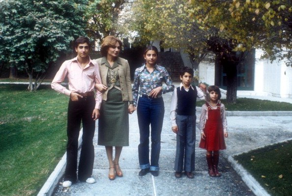 Prince Reza Cyrus, Farah Diba Pahlavi, Princesse Farahnaz, Prince Ali Reza, Princesse Leila, à l'Imperial Private School", Téhéran/Iran. | Photo : Getty Images  