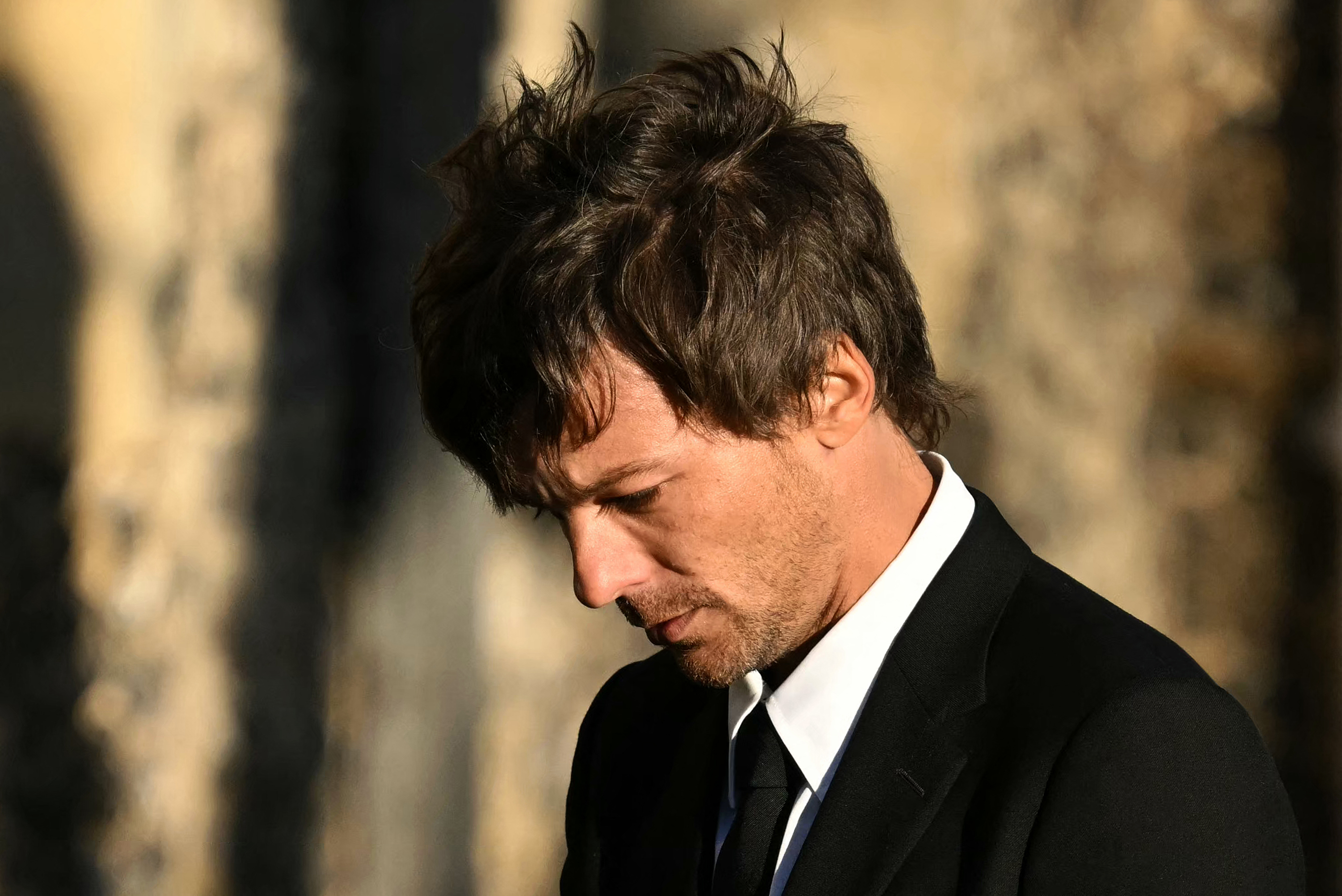 Louis Tomlinson quitte les funérailles de Liam Payne à l'église St. Mary's d'Amersham, à Londres, le 20 novembre 2024 | Source : Getty Images