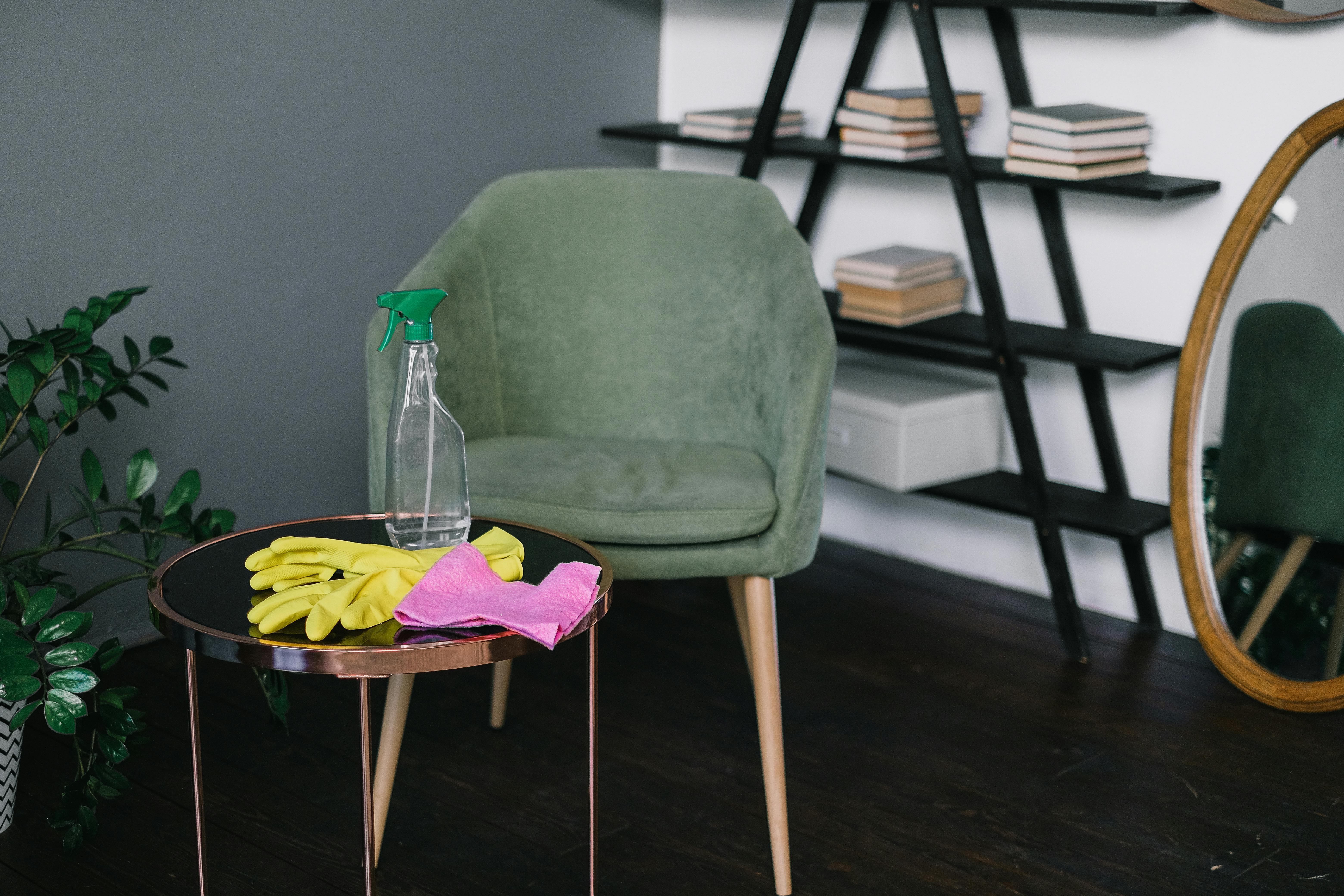 Une chaise avec un spray, un chiffon et des gants à proximité | Source : Pexels