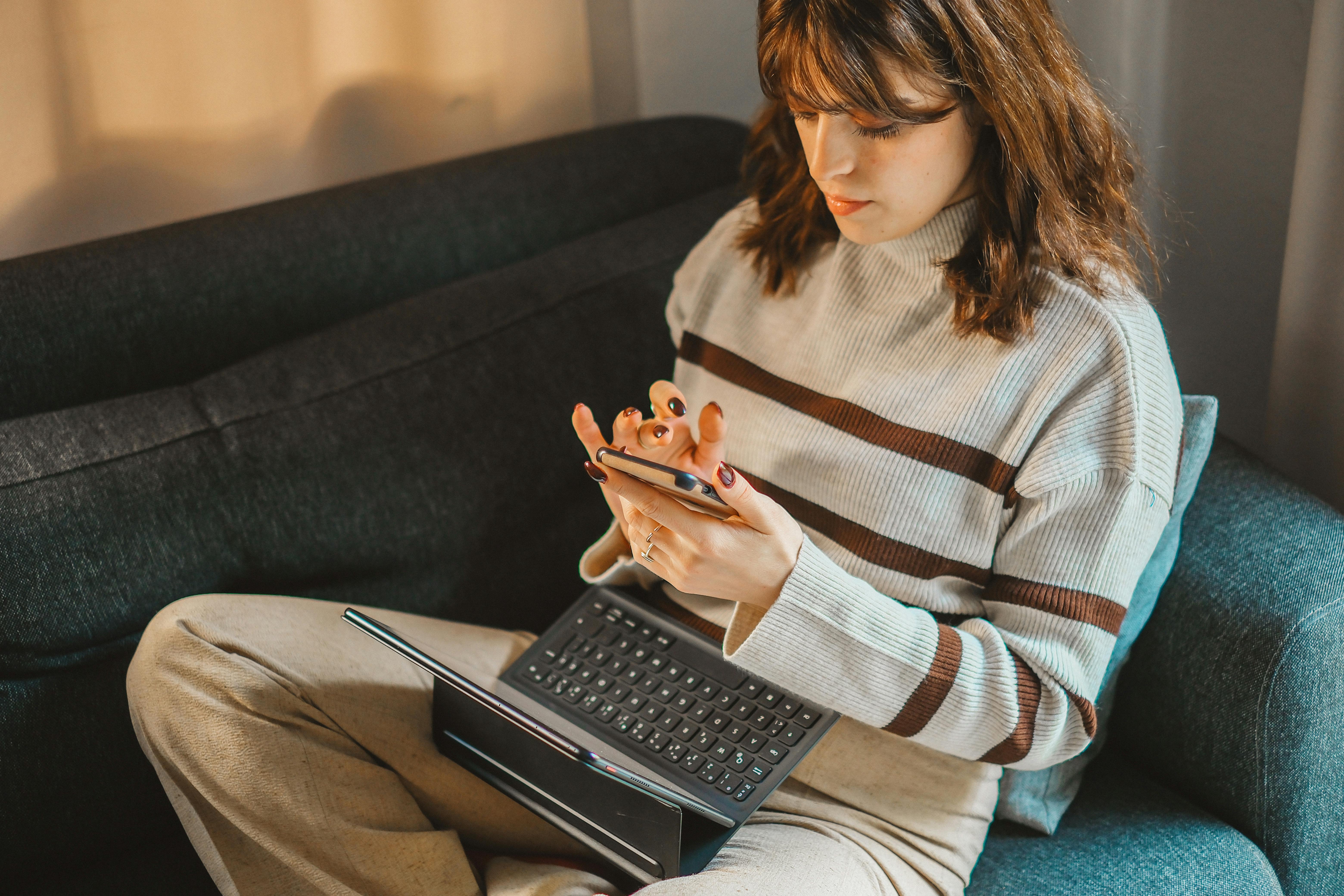 Une femme sérieuse sur son téléphone | Source : Pexels