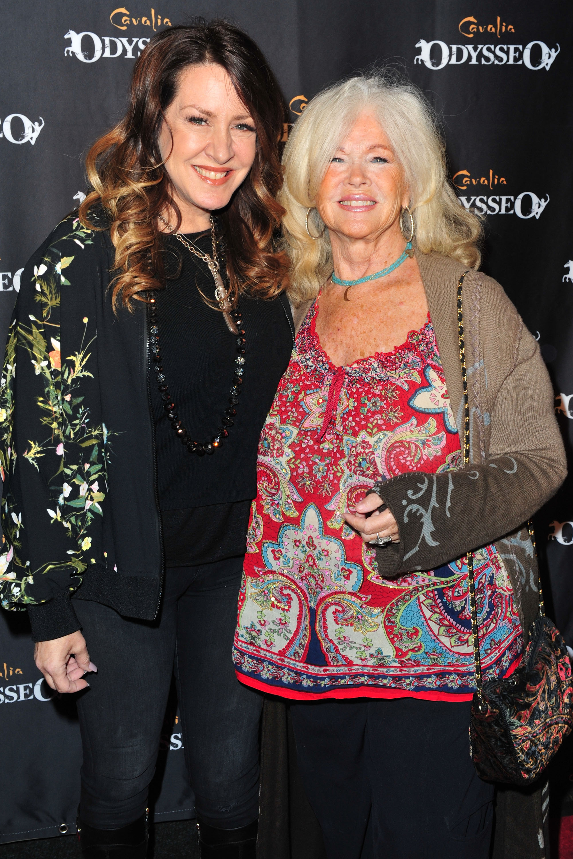 L'actrice Joely Fisher et sa mère Connie Stevens arrivent à l'événement de la première de "Odysseo By Cavalia" ; le 19 novembre 2016 à Irvine, Californie | Source : Getty Images