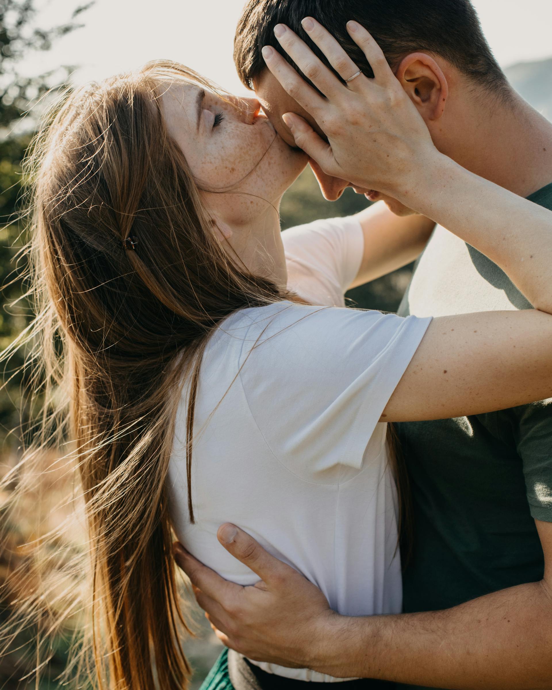 Une femme embrassant son petit ami sur le front | Source:Pexels