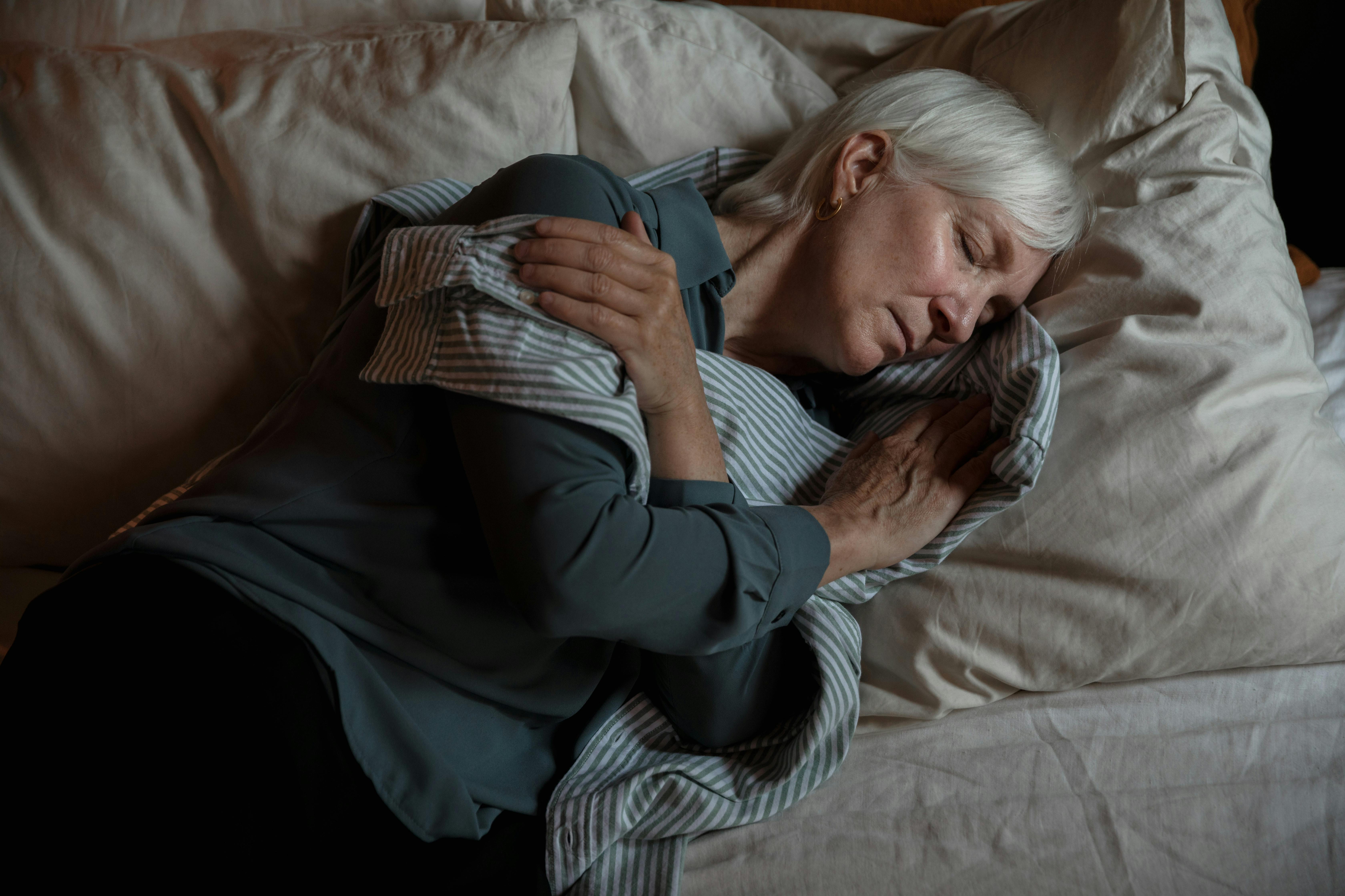 La femme au lit et qui rejoue les événements | Source : Pexels