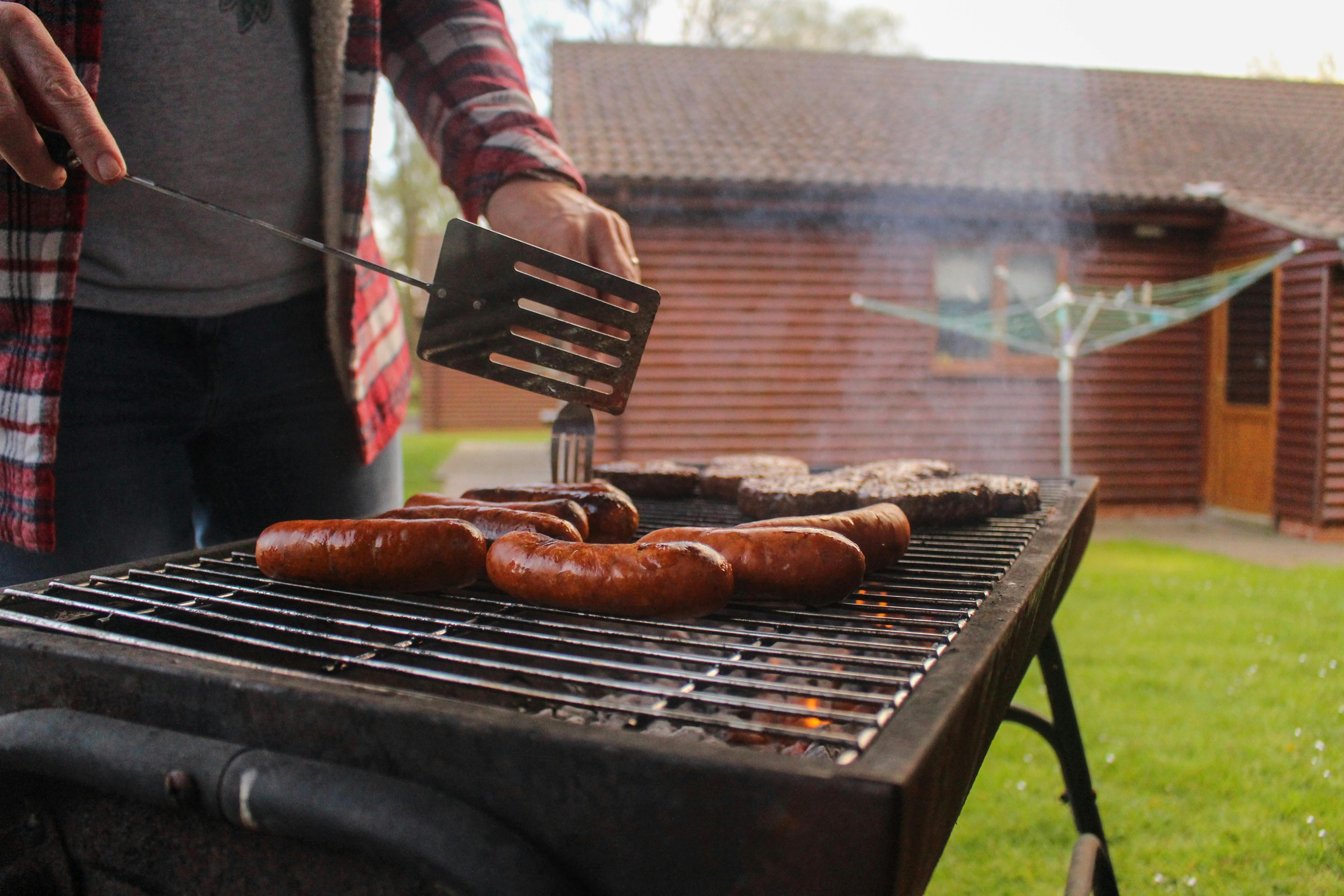 Une personne qui fait griller des saucisses | Source : Pexels