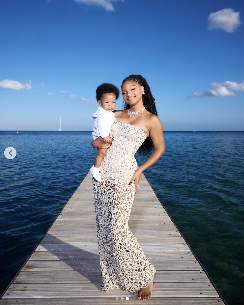 Halle Bailey avec son fils Halo, comme on peut le voir dans un post daté du 3 juillet 2024 | Source : Instagram/hallebailey