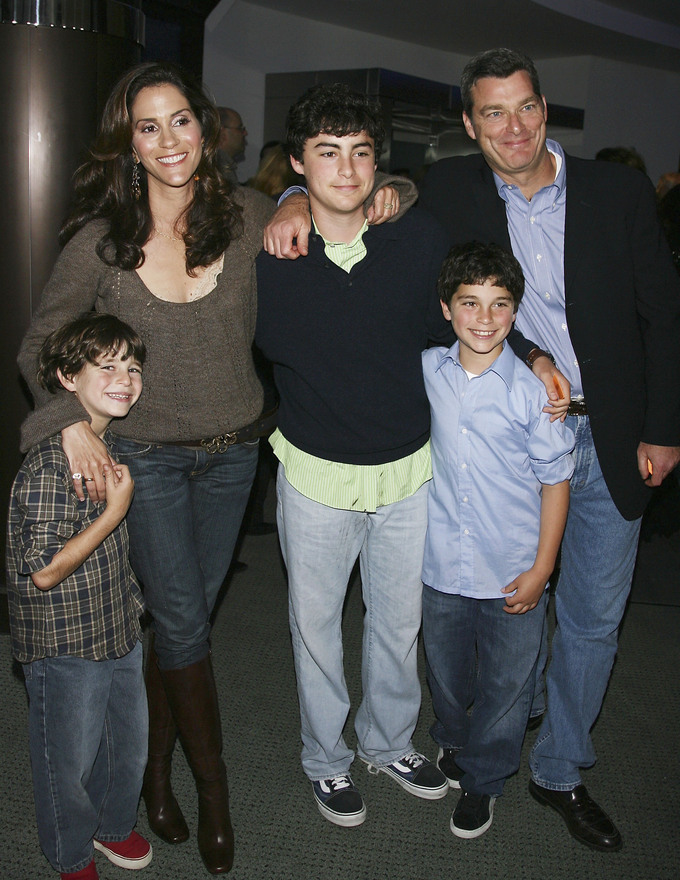 Jami Gertz, Tony Ressler et leurs enfants, Theo, Oliver et Nick, à la première de "Keeping up with the Steins" à West Hollywood, Californie, le 8 mai 2006 | Source : Getty Images