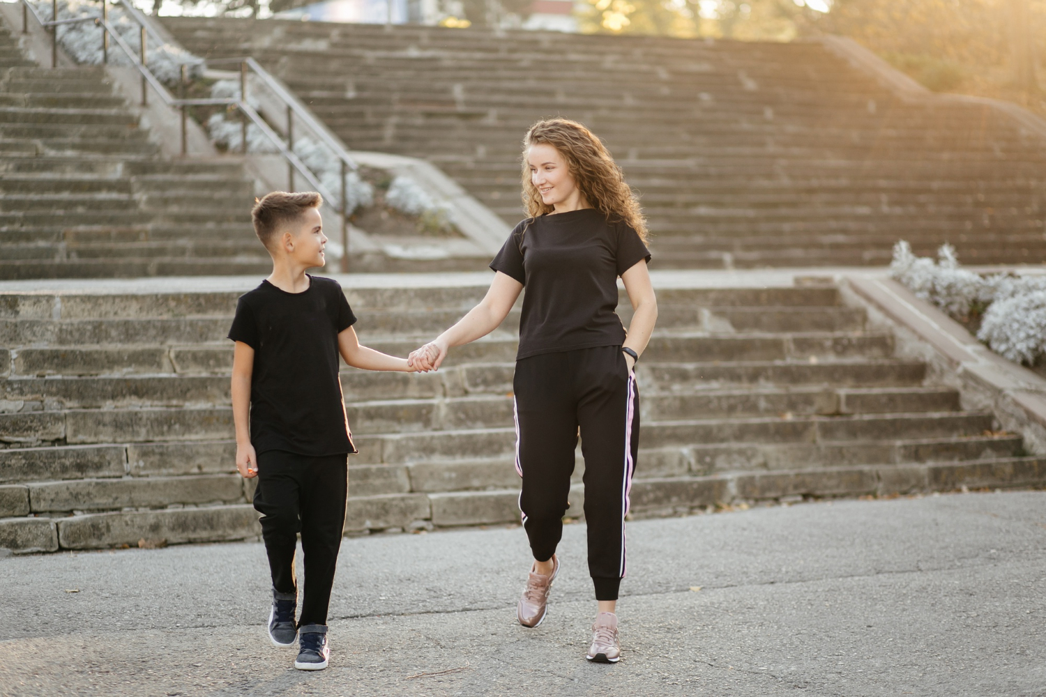 Une mère et son fils marchant ensemble | Source : Freepik