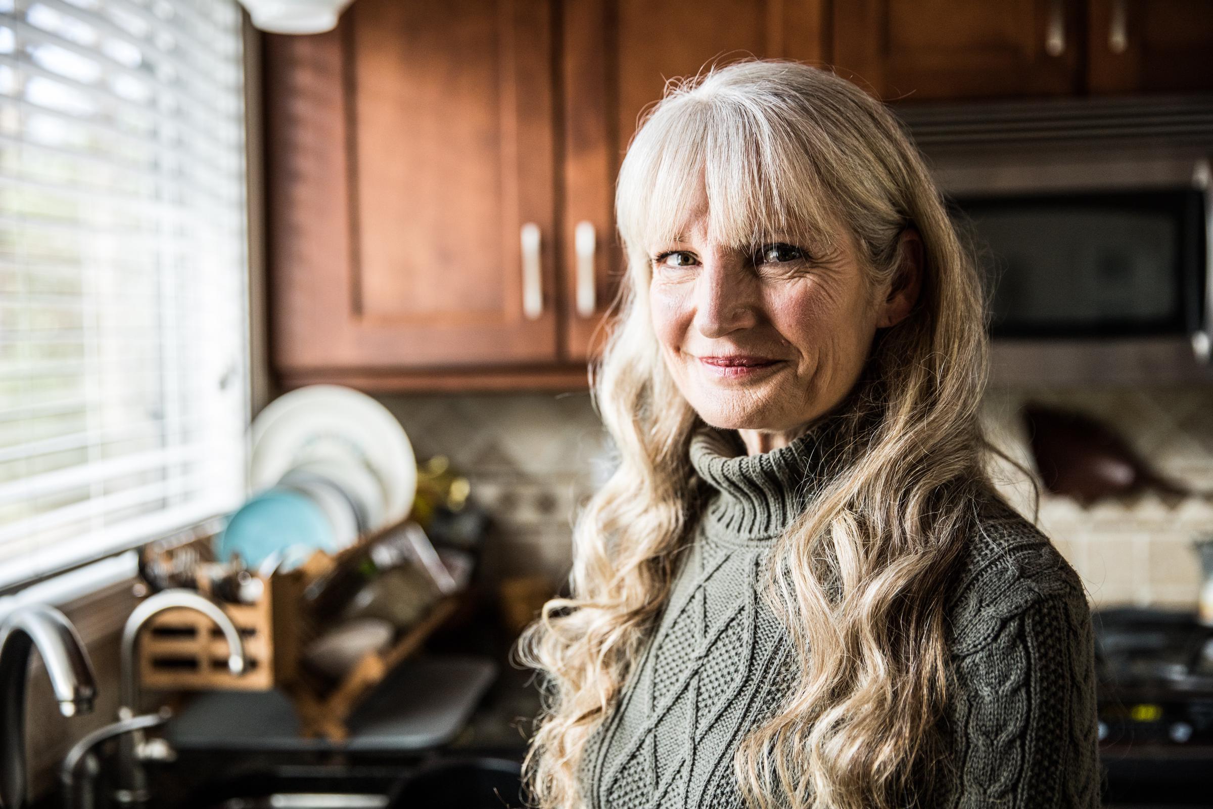 Une femme dans sa cuisine | Source : Getty Images