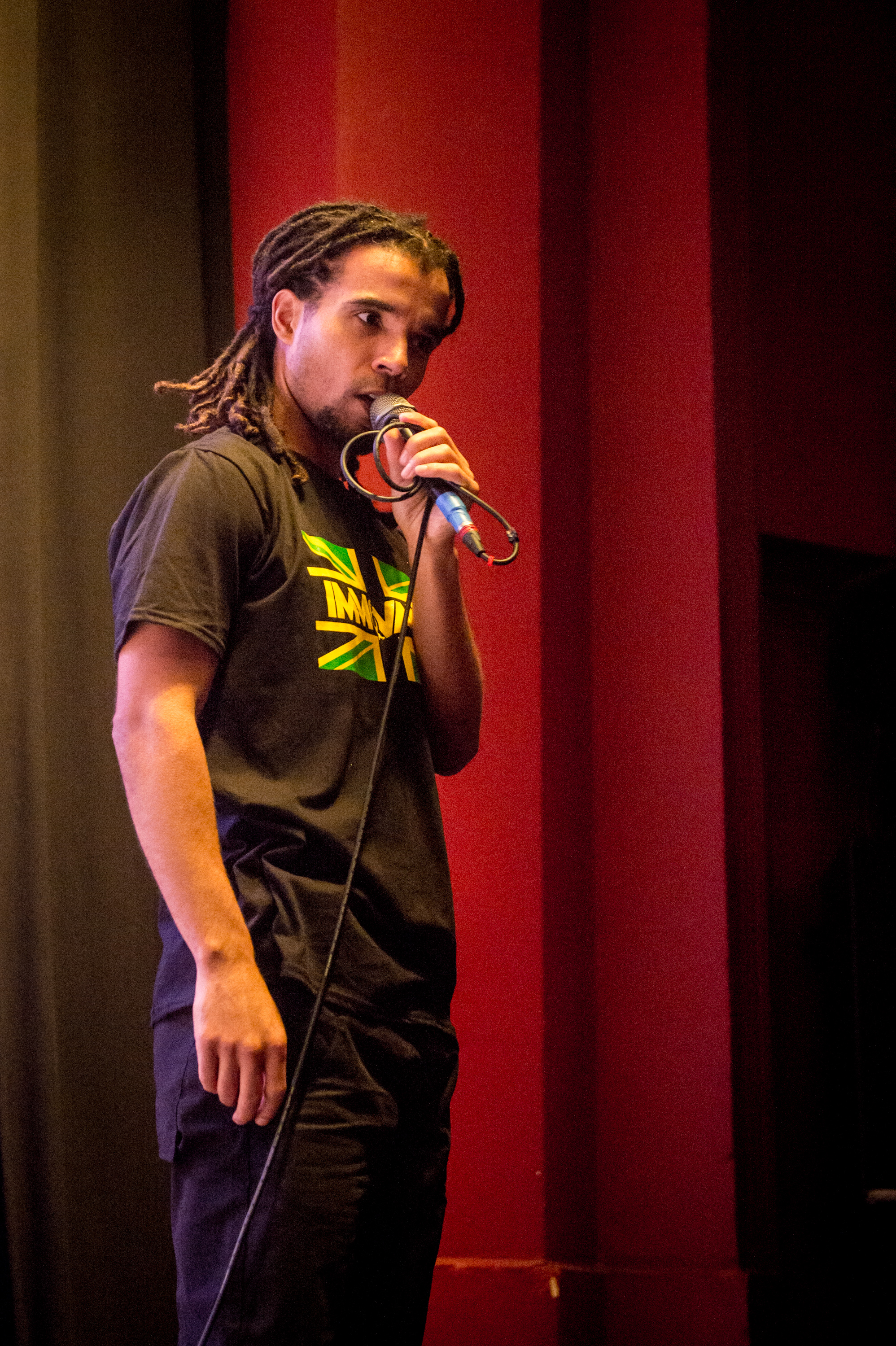 Akala se produit sur scène à l'O2 Shepherd's Bush Empire à Londres, en Angleterre, le 27 avril 2018 | Source : Getty Images