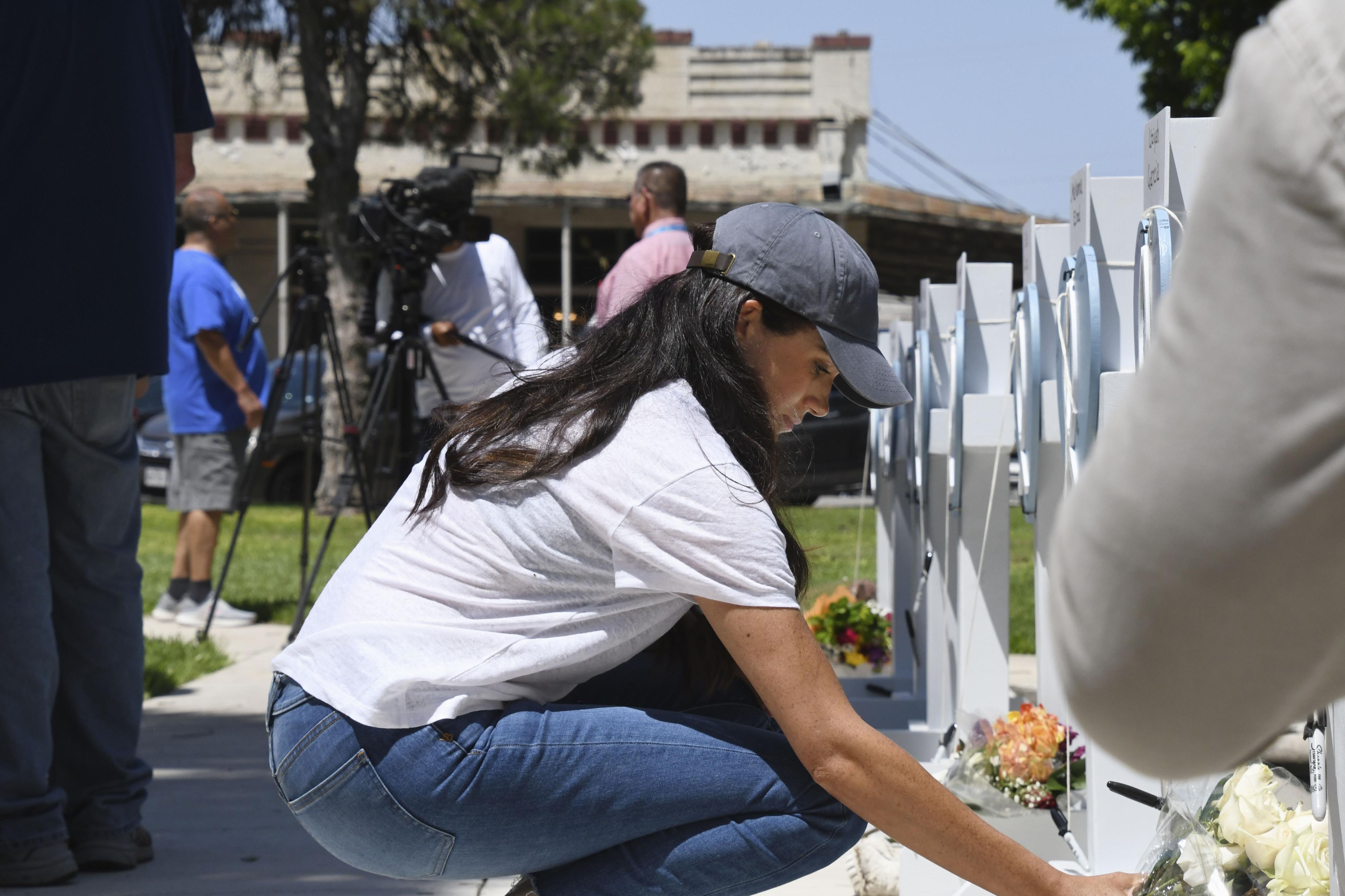 Meghan Markle rendant hommage aux victimes de la fusillade d'Uvalde, au Texas, le 26 mai 2022 | Source : Getty Images