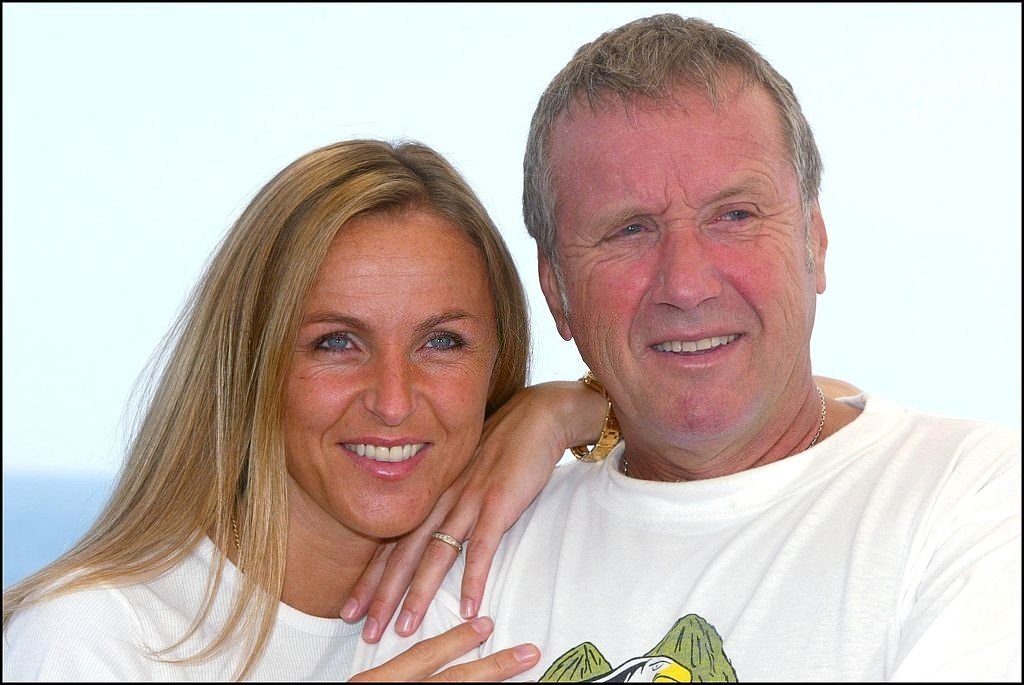 Yves Rénier et sa femme Karin à Monaco le 2 juillet 2002.| Photo : Getty Images