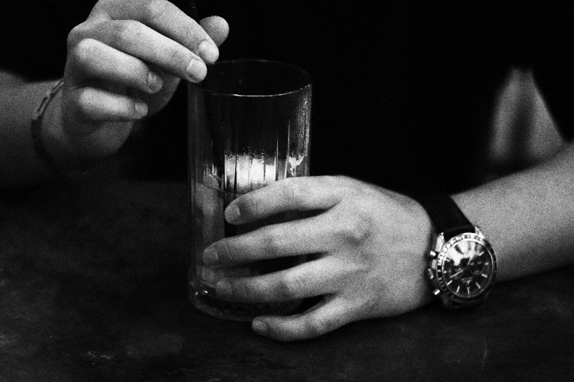 Un homme tenant un verre | Source : Pexels