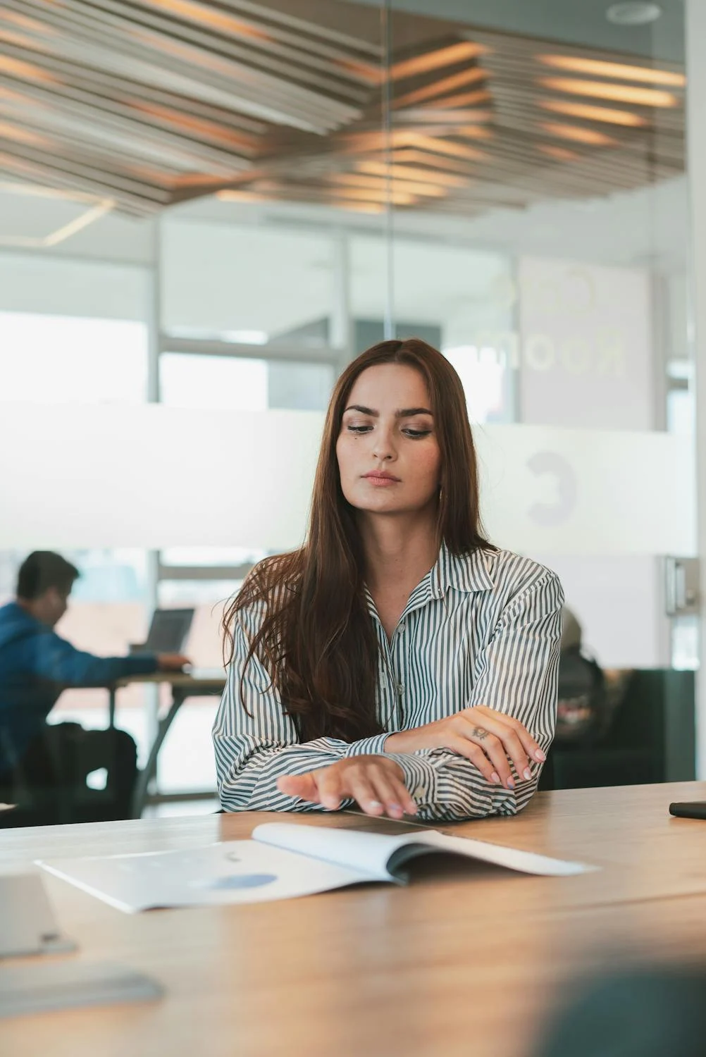 Une femme réfléchie dans son bureau | Source : Pexels