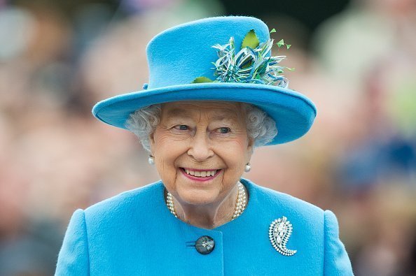 La reine Elizabeth II visite le Queen Mother Square à Poundbury, Dorset. | Photo : Getty Images