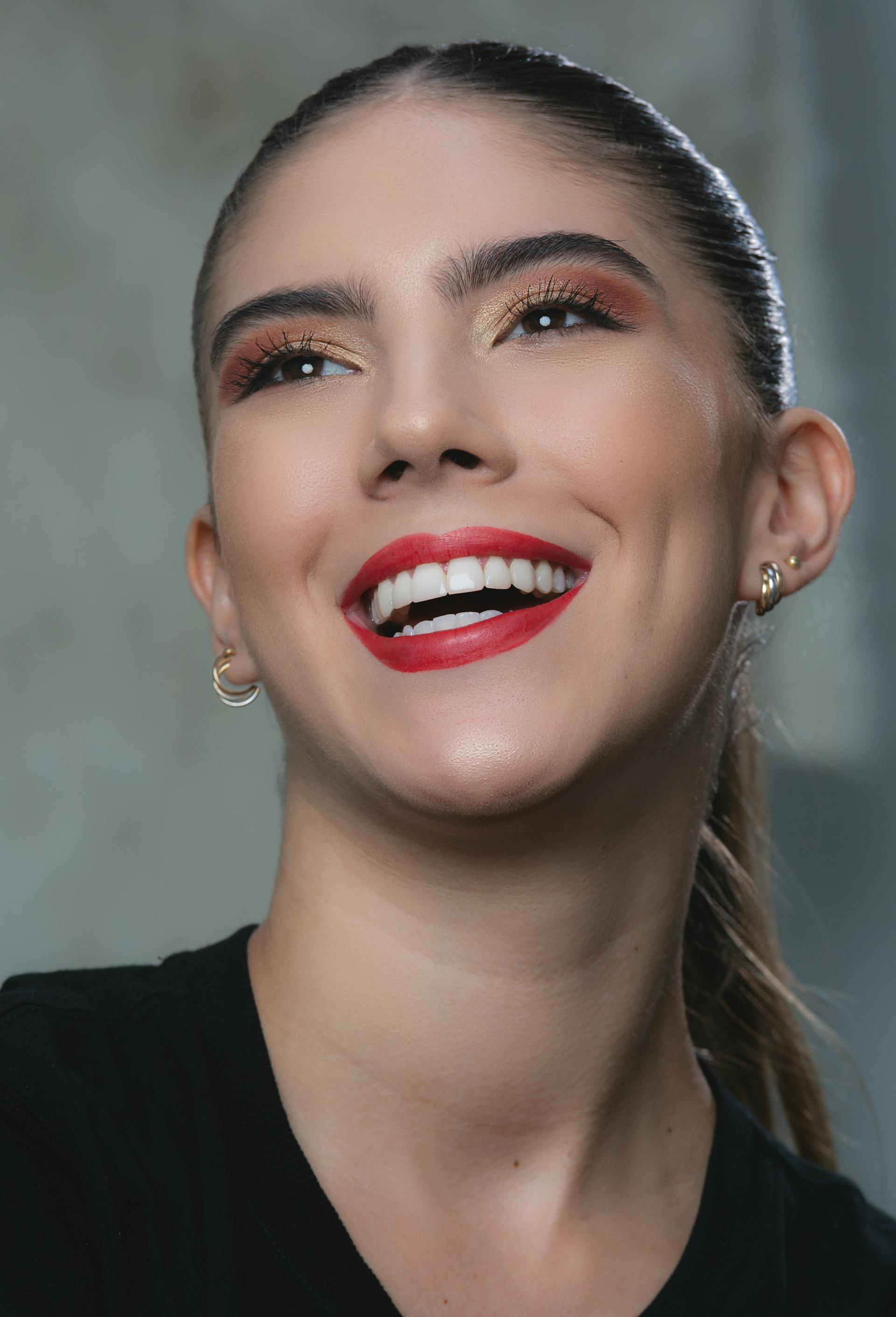Une femme qui sourit à quelqu'un | Source : Pexels