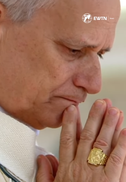 Le pape Léon XIV montre son émotion après avoir reçu l'anneau du pêcheur, daté du 18 mai 2025 | Source : Instagram/catholicnewsagency