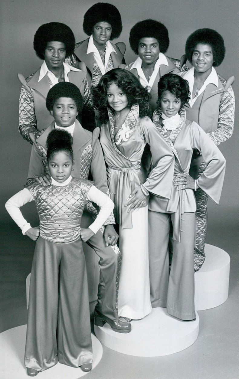 Les frères et sœurs Jackson, avec une petite Janet à l'avant. I Image : Wikimedia Commons.