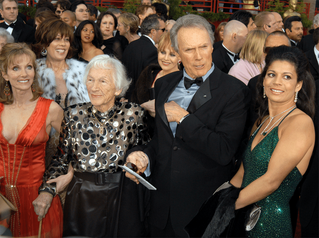 Arrivée Clint Eastwood (c) avec sa fille Laurie Murray, sa mère Ruth Wood, et sa femme Dina Eastwood à la 76e cérémonie annuelle des Oscars | Source : Getty Images
