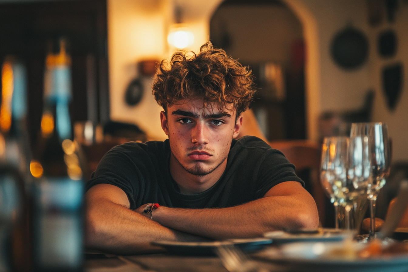 Un jeune homme à l'air en colère | Source : Midjourney