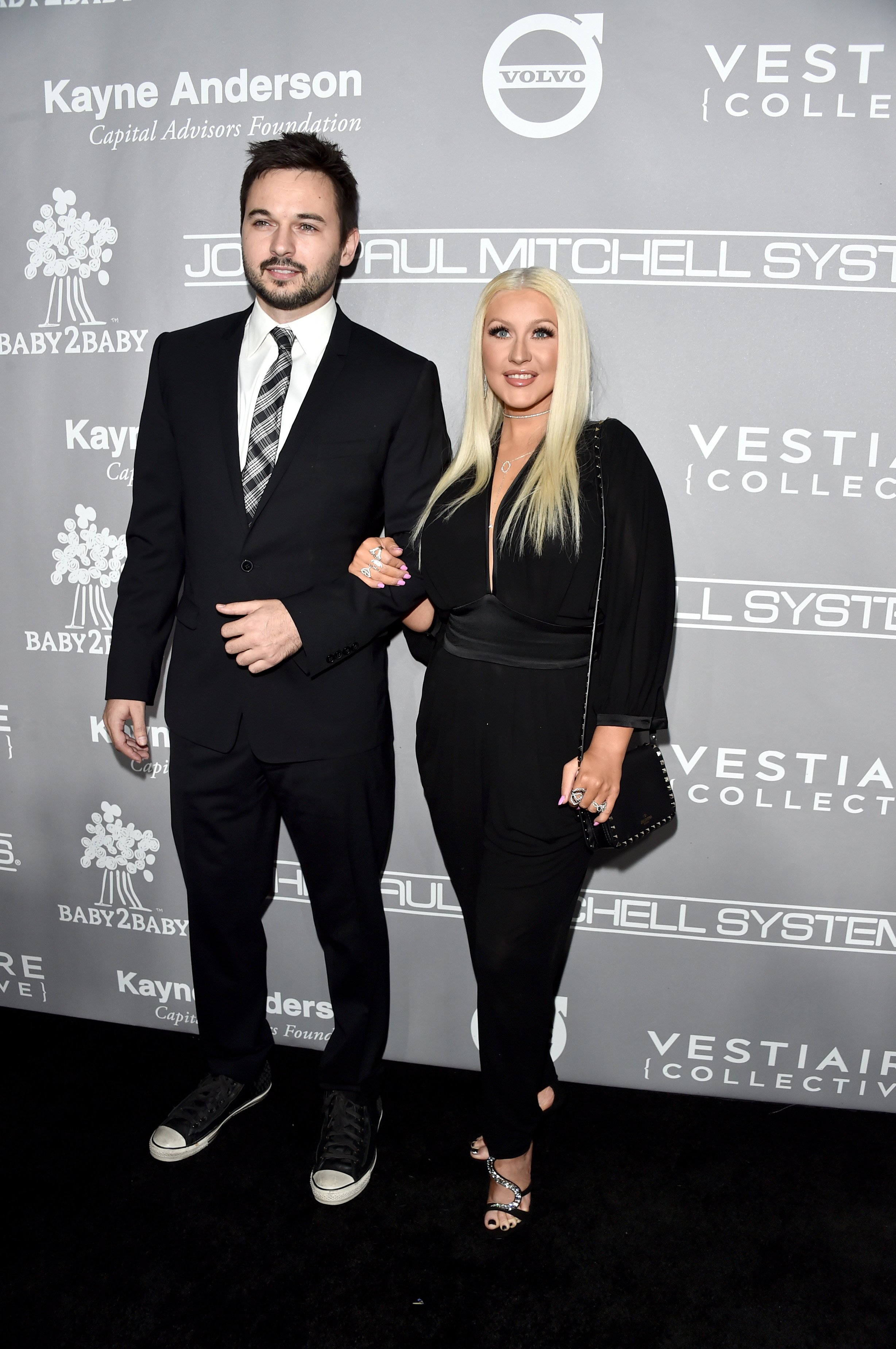 Matthew Rutler et Christina Aguilera ont fait leur apparition au gala Baby2Baby dans des tenues noires assorties, Christina Aguilera ayant pris Matthew Rutler par le bras sur le tapis rouge.