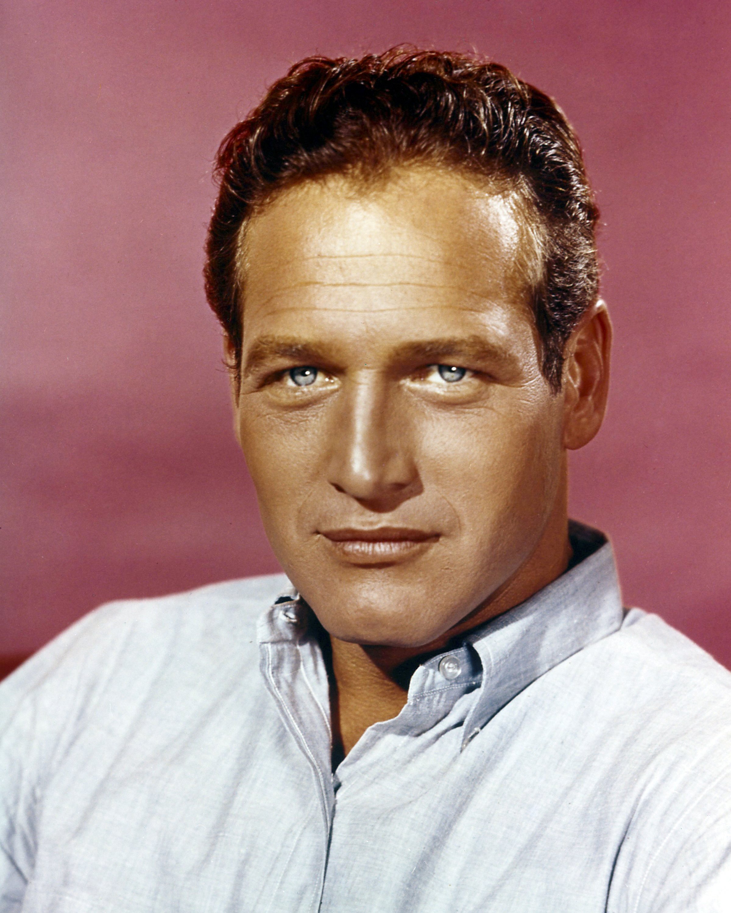Paul Newman pose sur un fond rouge pâle dans les années 1960 | Photo : Getty Images