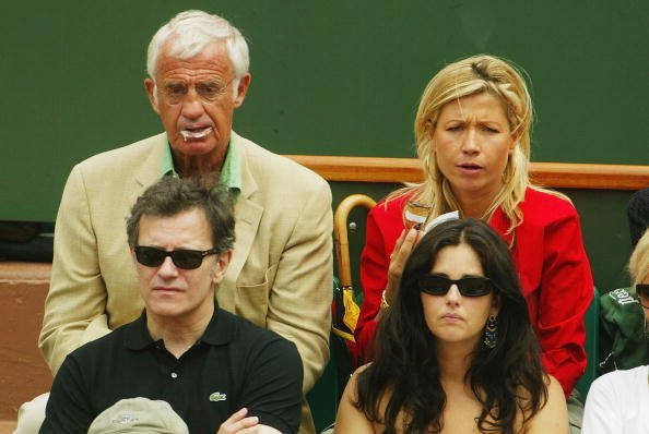 L'acteur français Jean Paul Belmondo et son épouse Nathy le 8 juin 2003 à Roland Garros à Paris, France. | Photo : Getty Images