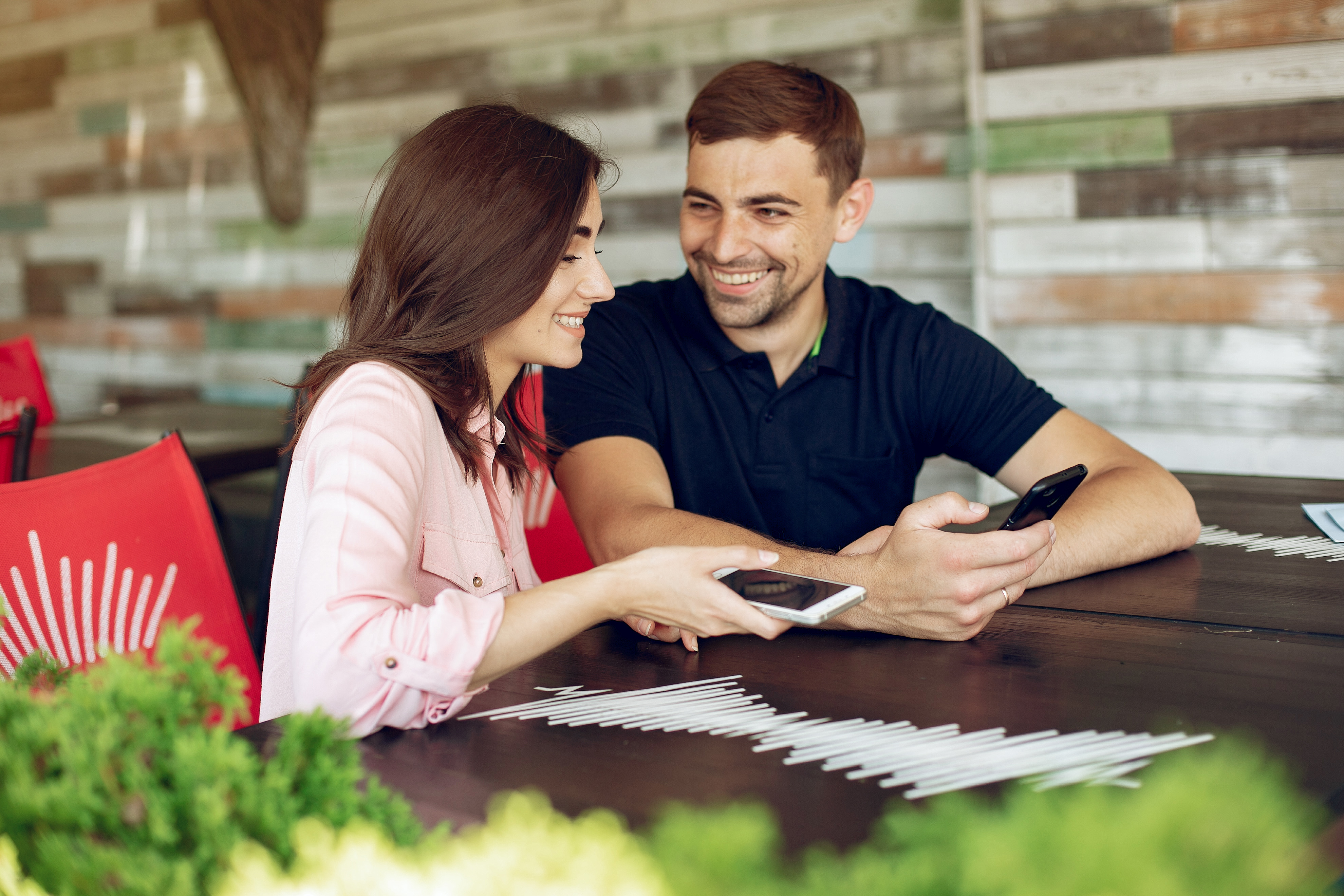 Un couple qui profite de la compagnie de l'autre | Source : Freepik