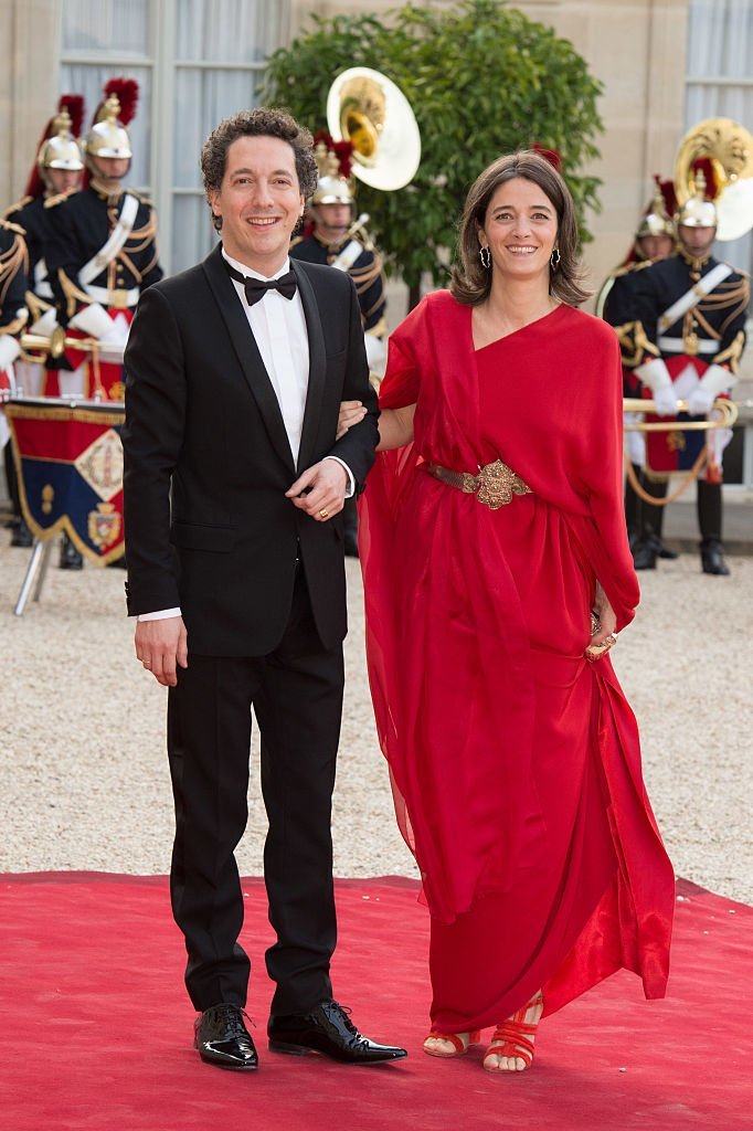 Guillaume Gallienne et Amandine Gallienne arrivent à l'Elysée pour un dîner d'État en l'honneur de la reine Elizabeth II. | Photo : Getty Images