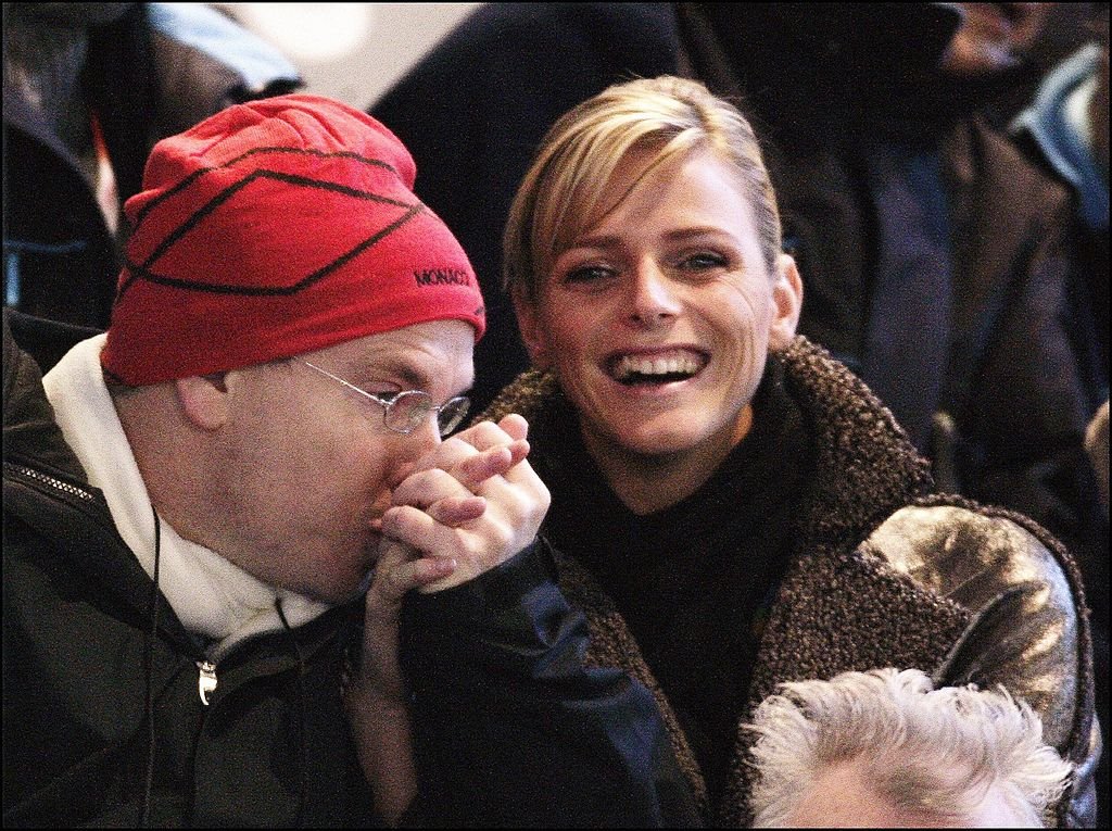 Le Prince Albert de Monaco avec sa nouvelle petite amie charlene Wittstock lors de la cérémonie d'ouverture des Jeux olympiques d'hiver de 2006 à Turin. | Photo : Getty Images