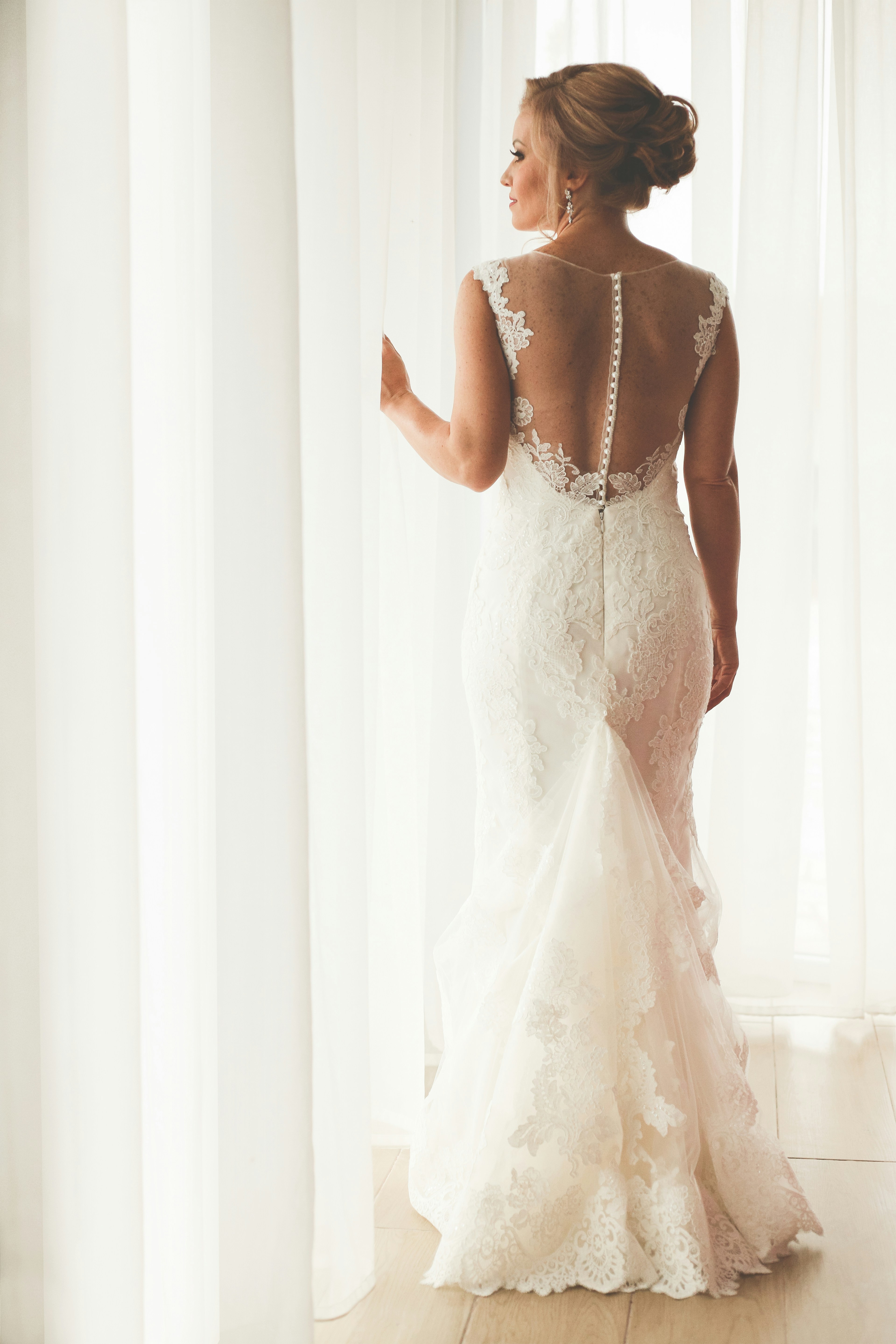 Photo de dos d'une mariée | Source : Unsplash