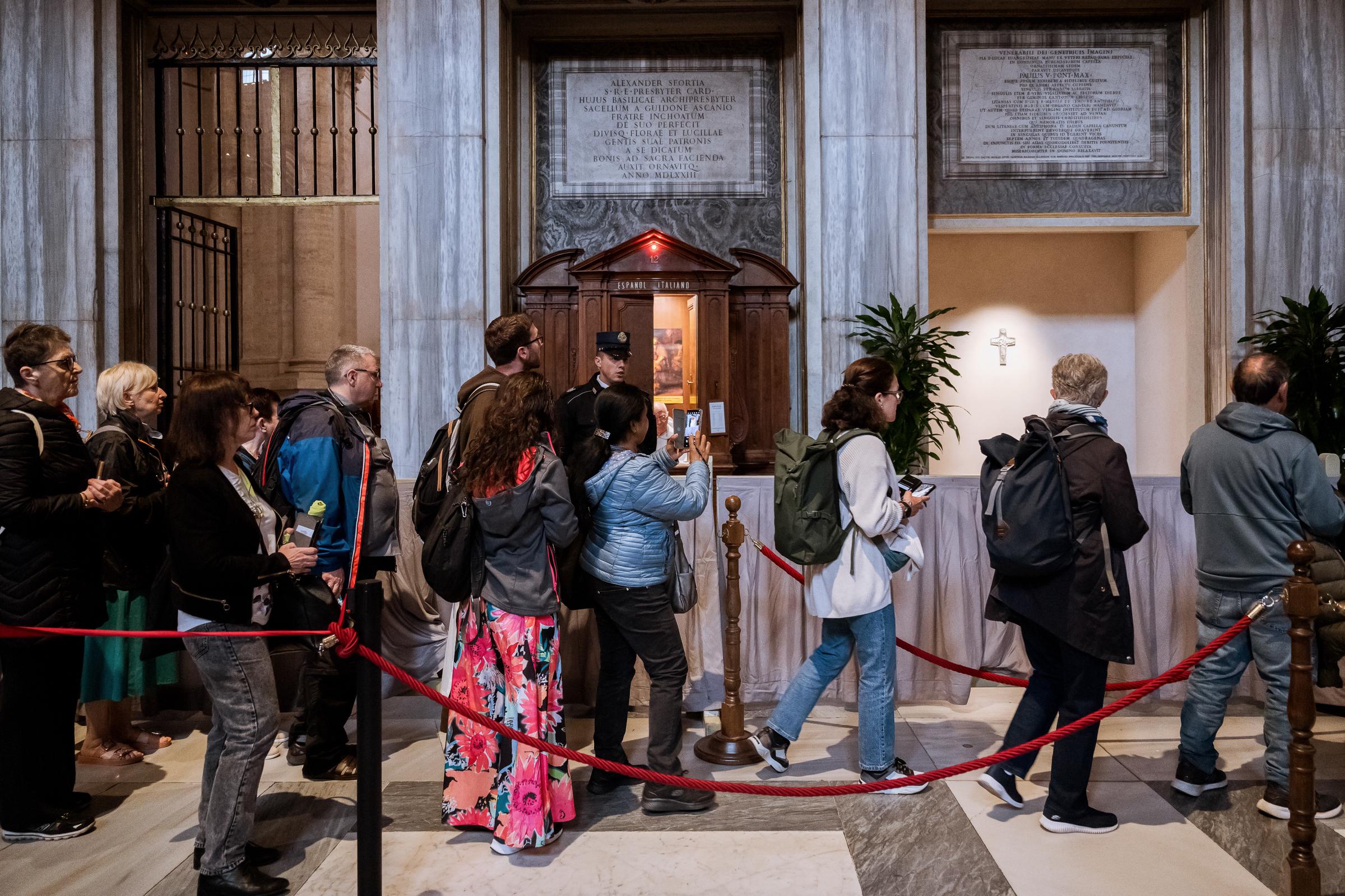 Des visiteurs se rassemblent devant l'église Sainte-Marie-Majeure à Rome, le 28 avril 2025, pour se recueillir sur la tombe du pape François. | Source : Getty Images