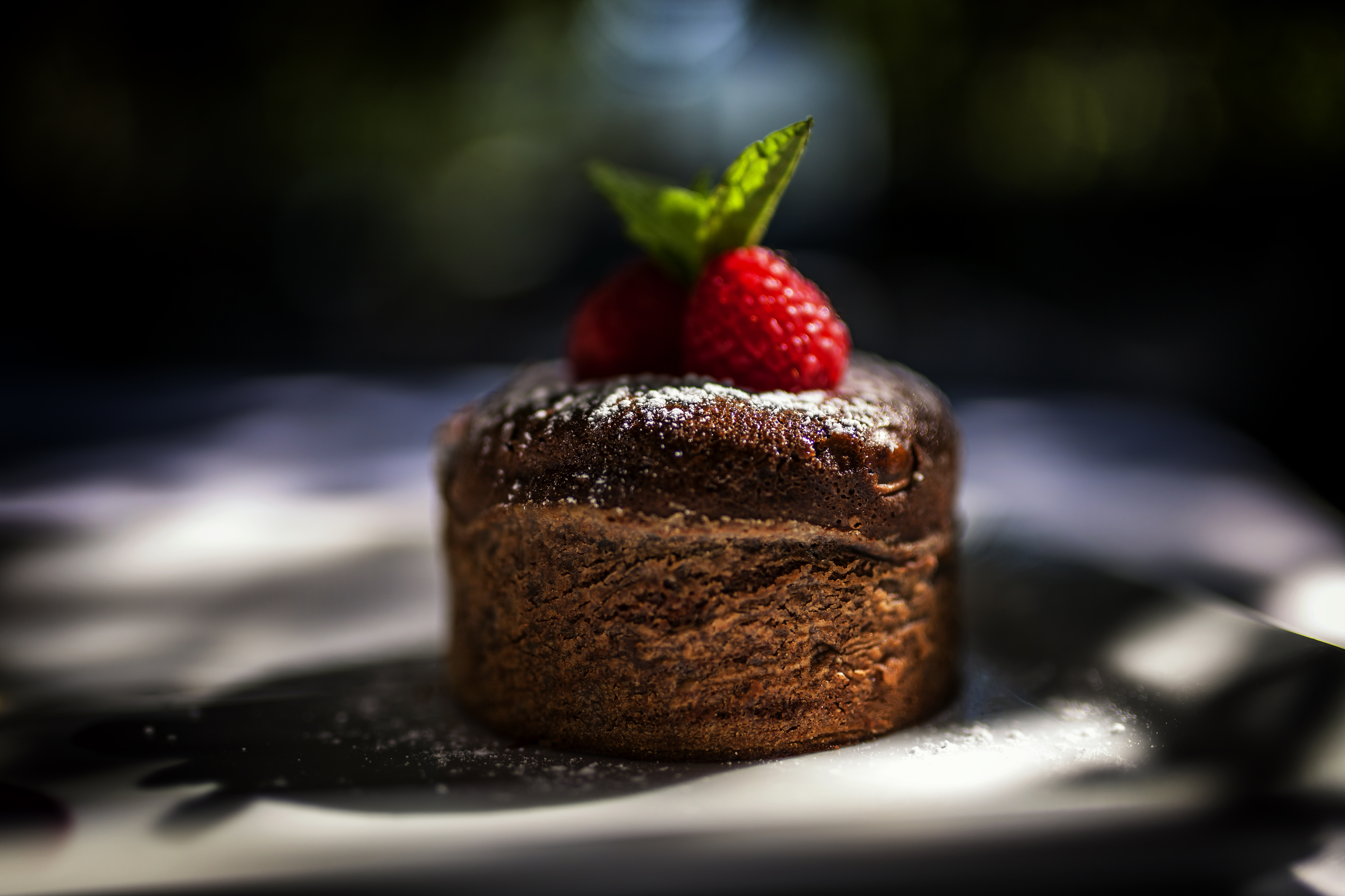 Un dessert à base de gâteau au chocolat | Source : Getty Images