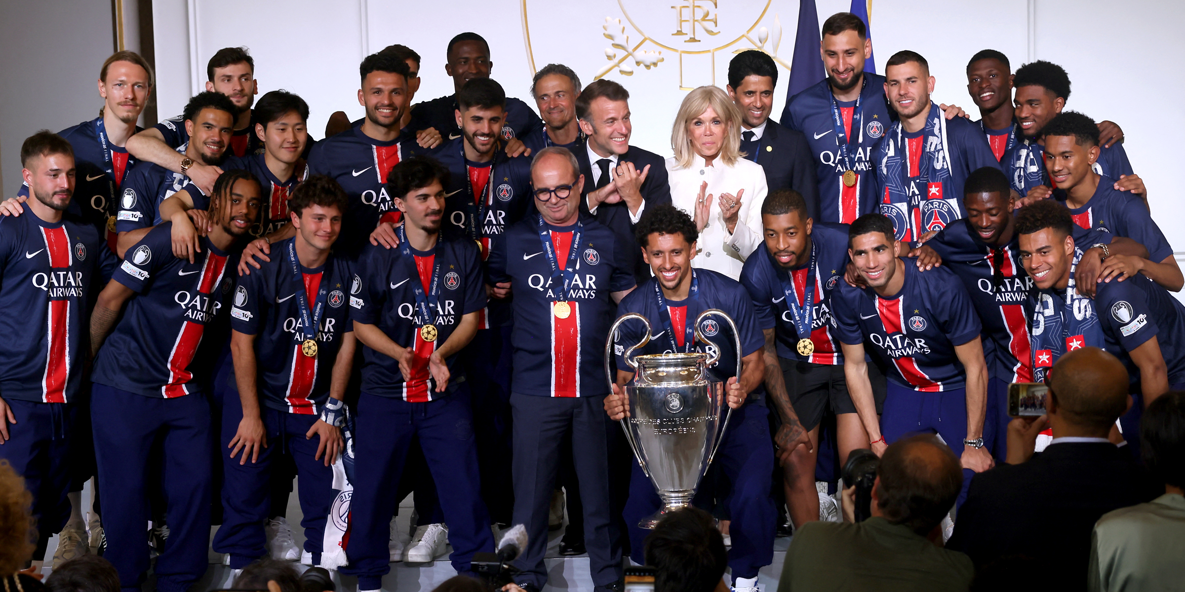 Le couple présidentiel prend une photo avec les joueurs et le staff du PSG | Source : Getty Images