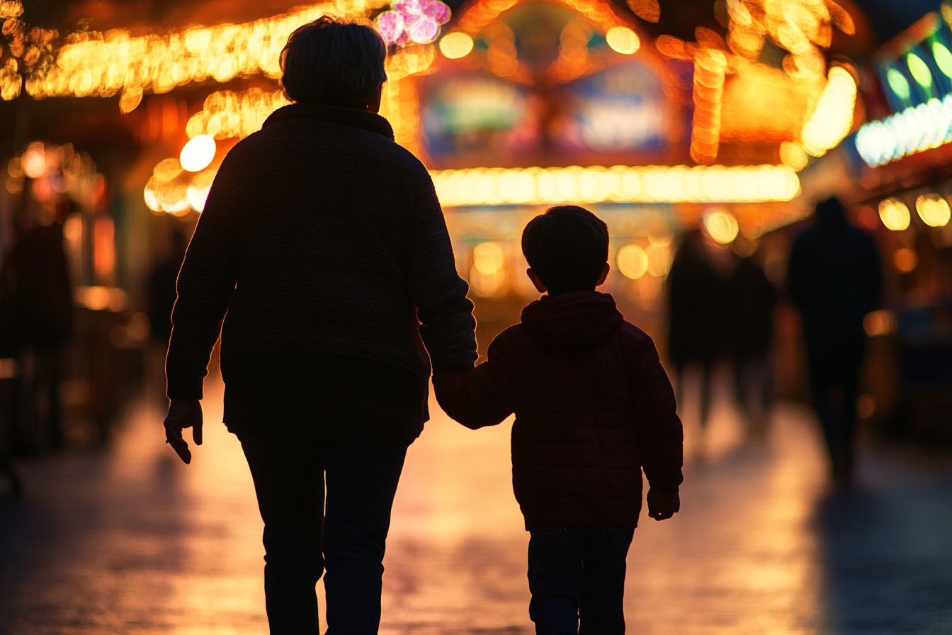 Silhouette d'un petit garçon marchant avec sa grand-mère | Source : Midjourney