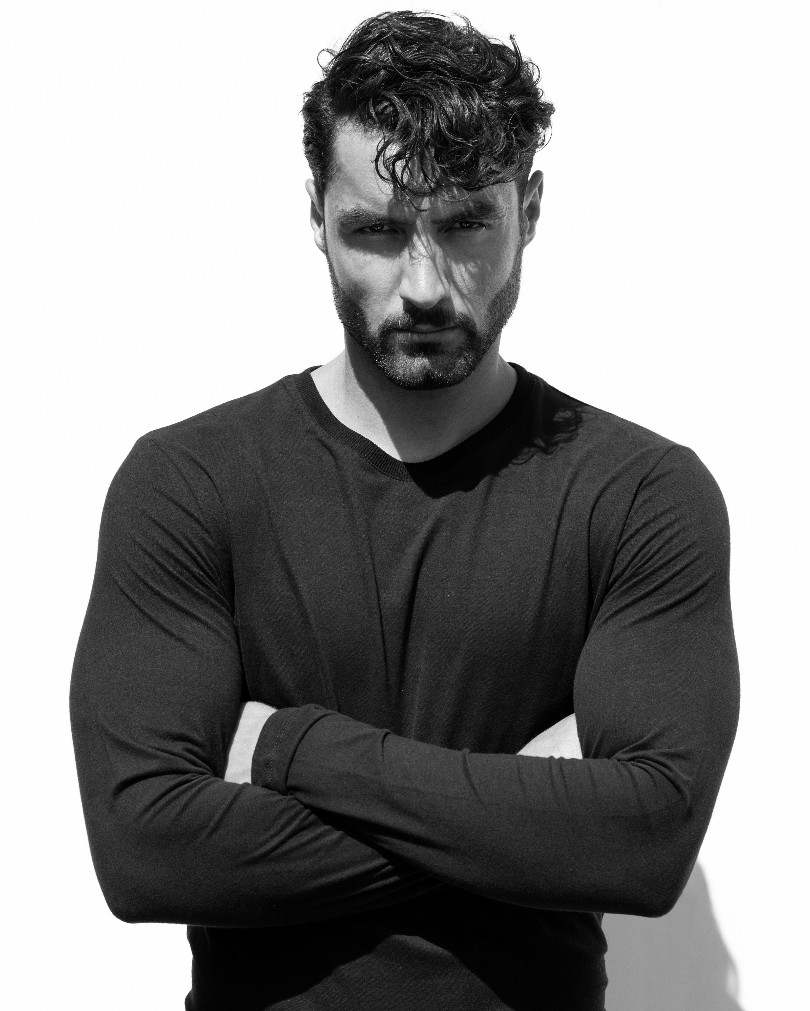 Un homme sérieux avec les bras croisés | Source : Pexels