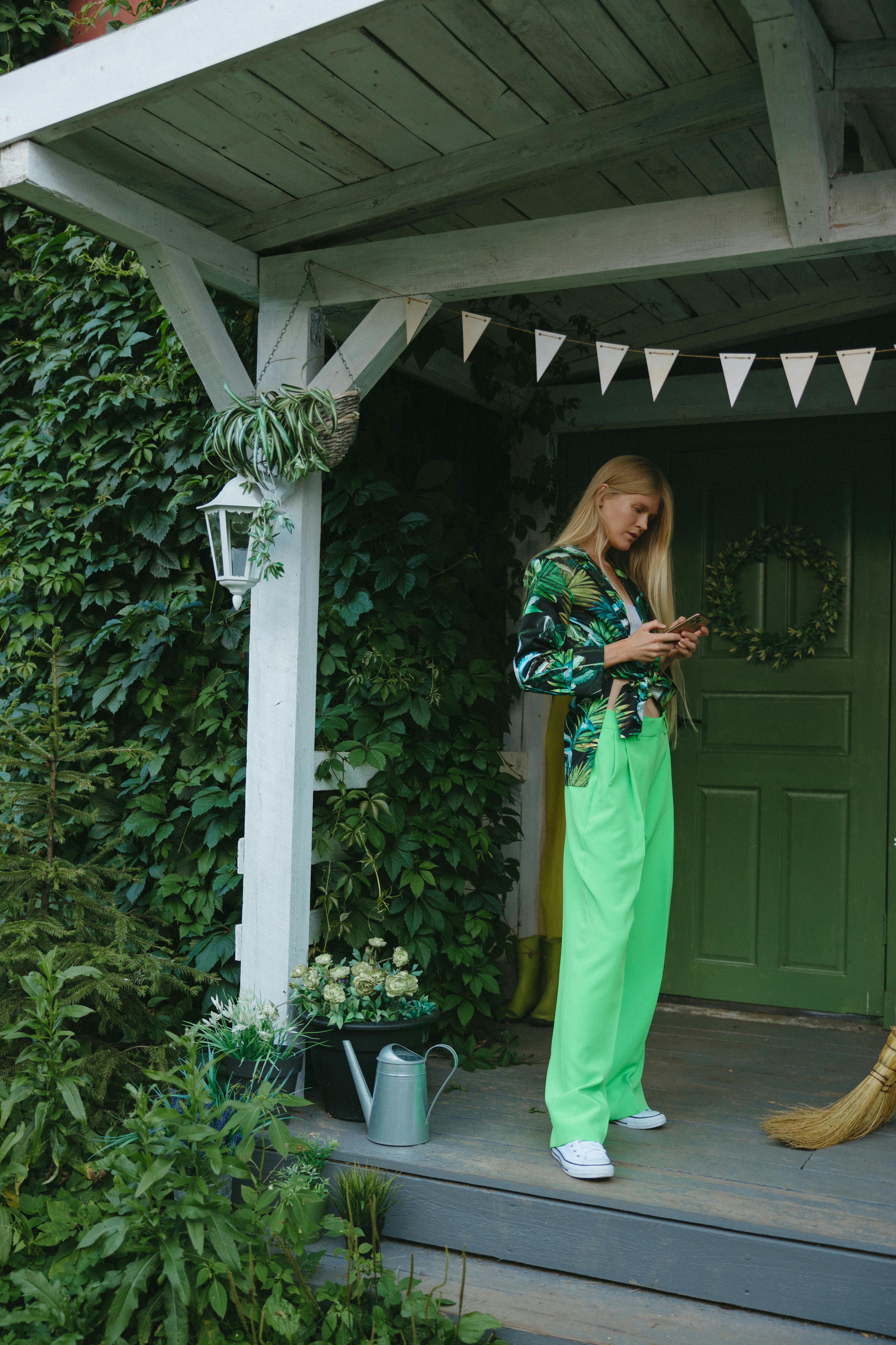 Brenda et ses filles attendent sous le porche | Source : Pexels