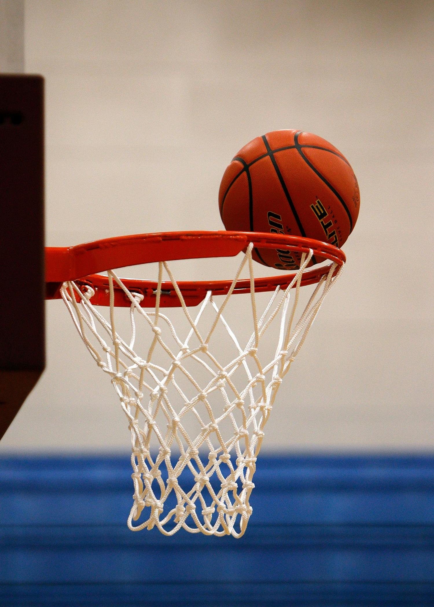 Un ballon de basket entrant dans un cerceau | Source : Pexels