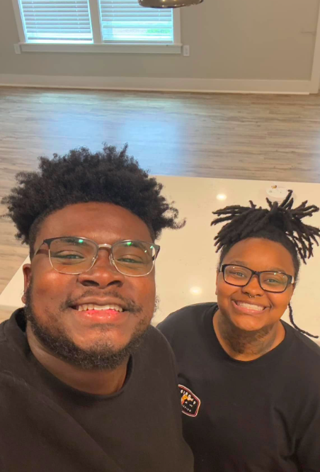 Marquay et Khris Collins rayonnant devant la caméra, posté le 26 novembre 2025. | Source : Facebook/Khris Collins