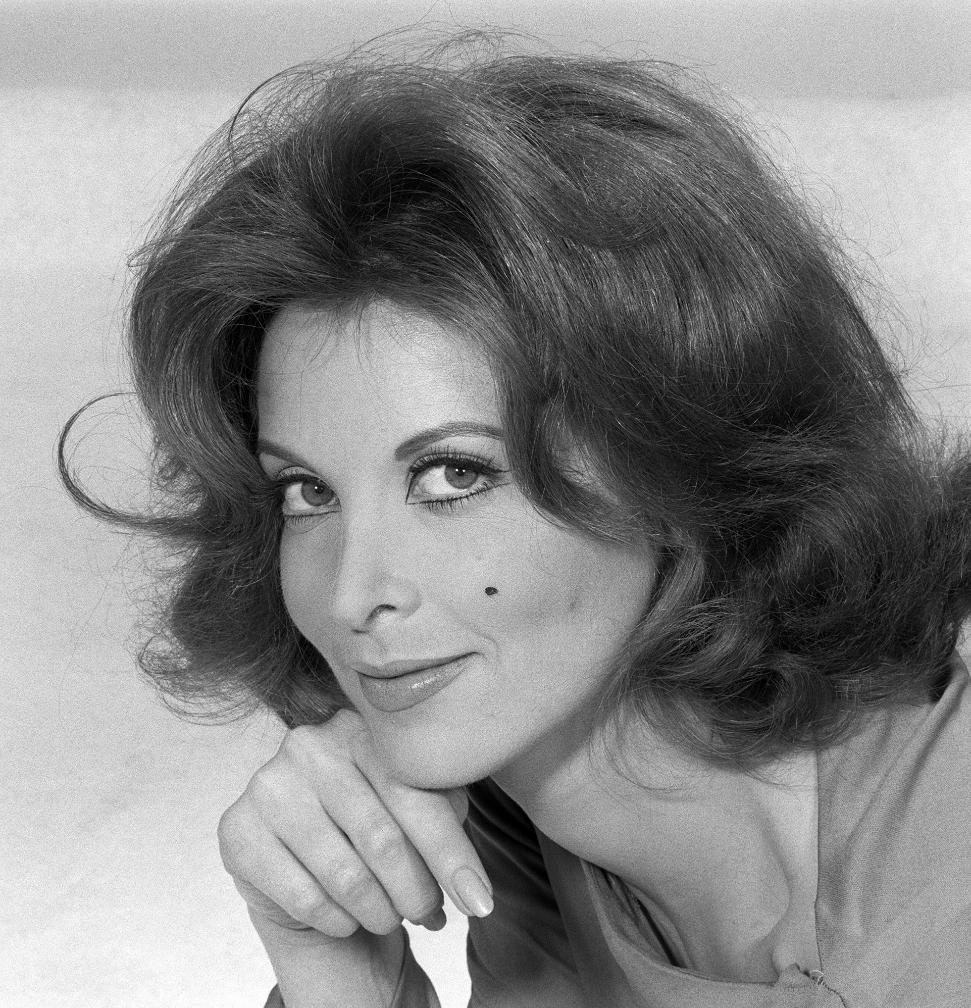 Tina Louise, photographiée le 12 juin 1964 à Los Angeles, Californie. | Source : Getty Images