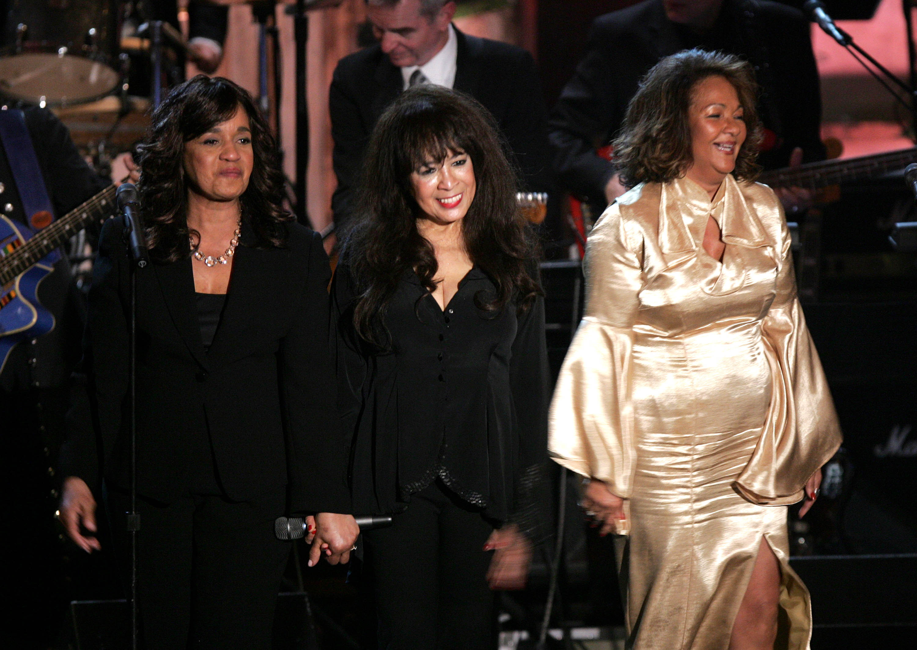 Les intronisées Estelle Bennett, Veronica « Ronnie » Spector et Nedra Talley saluent le public après leur prestation du 12 mars 2007 | Source : Getty Images
