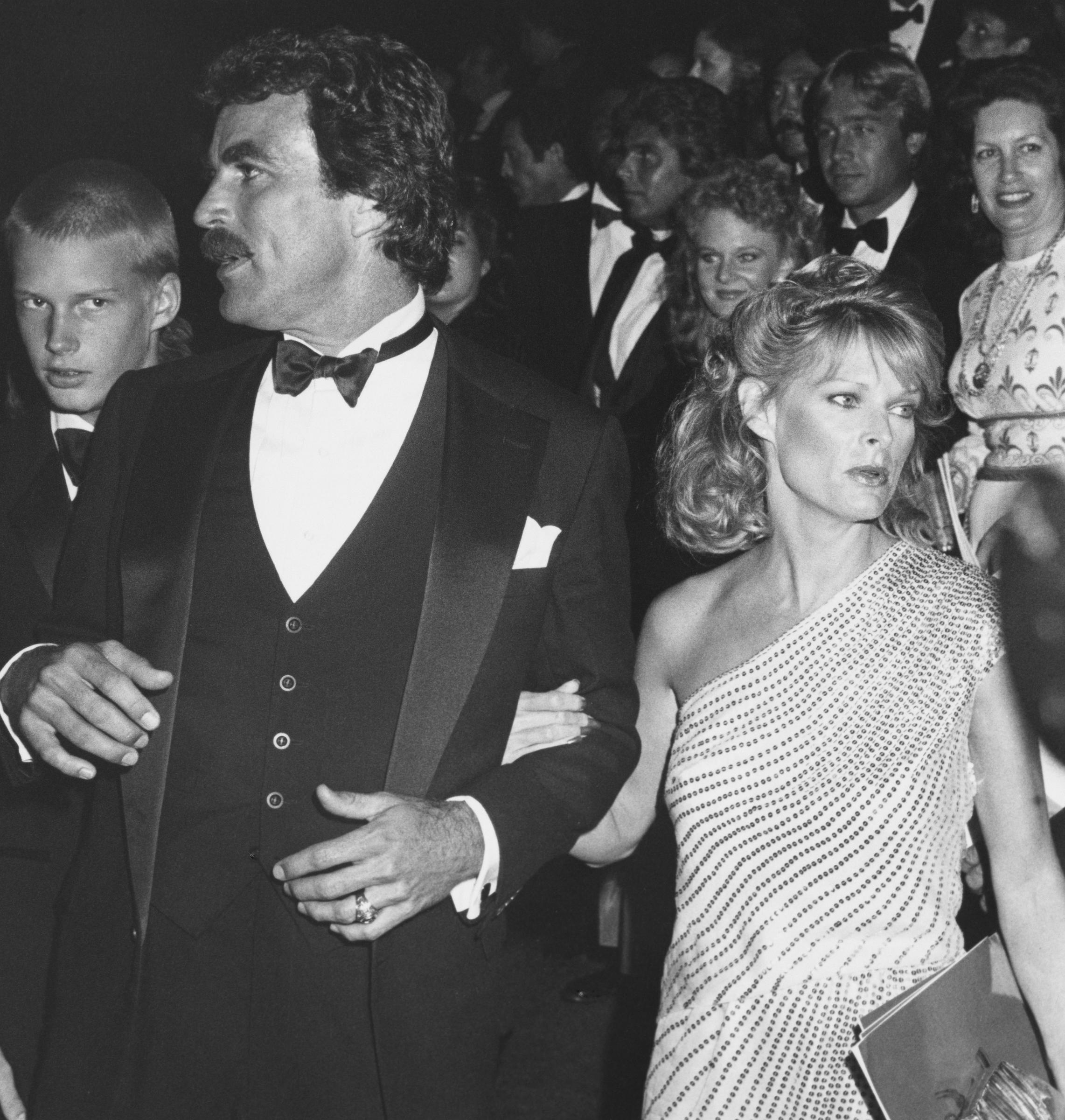 Kevin Shepard, Tom Selleck et Jacqueline Ray assistent à la 34e cérémonie des Primetime Emmy Awards, le 19 septembre 1982, à Pasadena, en Californie. | Source : Getty Images