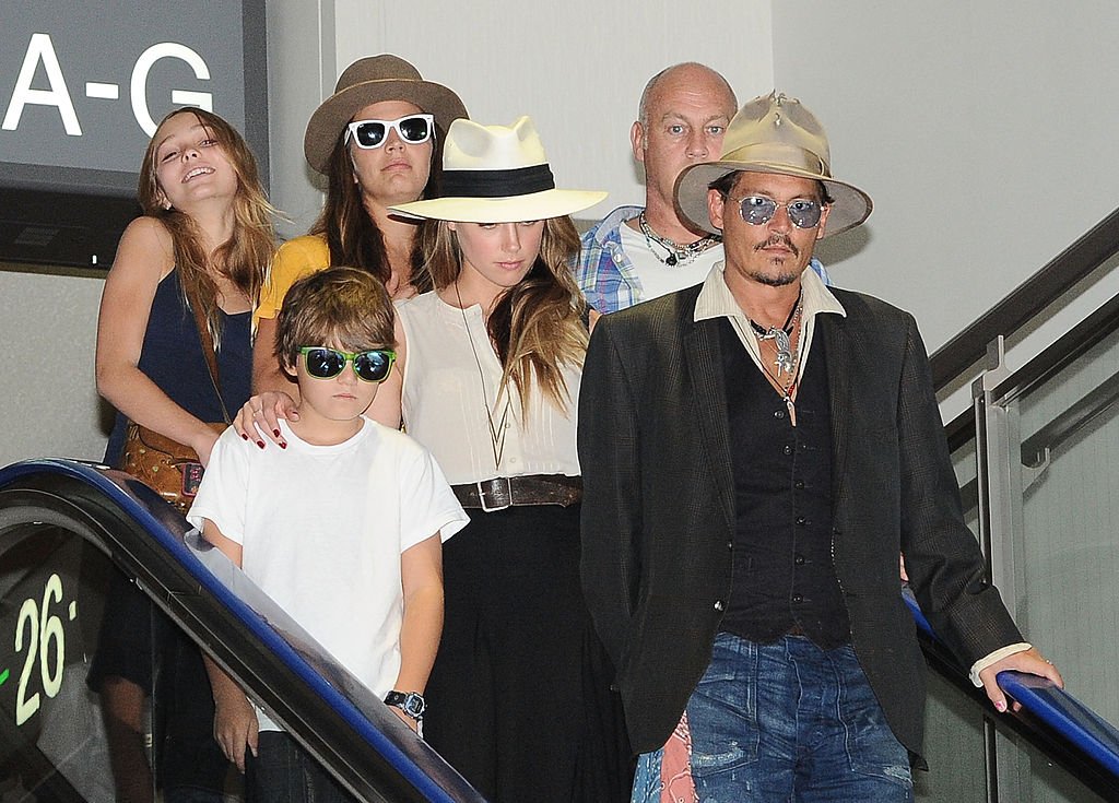 Johnny Depp, Amber Heard, Jack Depp et Lily Rose Melody Depp sont vus lors de leur départ à l'aéroport international de Narita, le 18 juillet 2013 à Narita, au Japon. | Photo : Getty Images