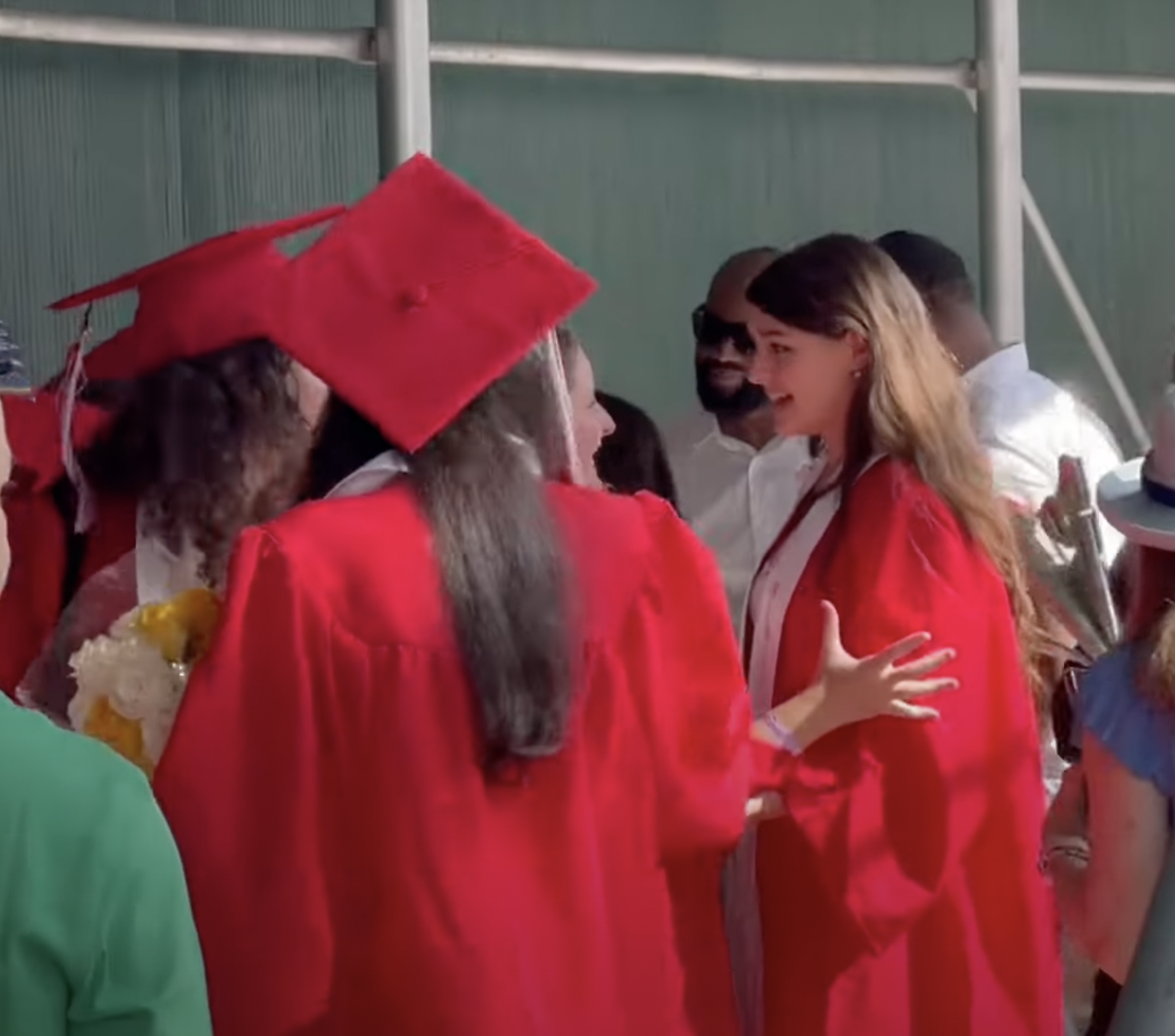 Suri Cruise célèbre la remise de son diplôme de fin d'études secondaires avec ses camarades de classe à New York, dans un post daté du 22 juin 2024 | Source : YouTube/Page Six