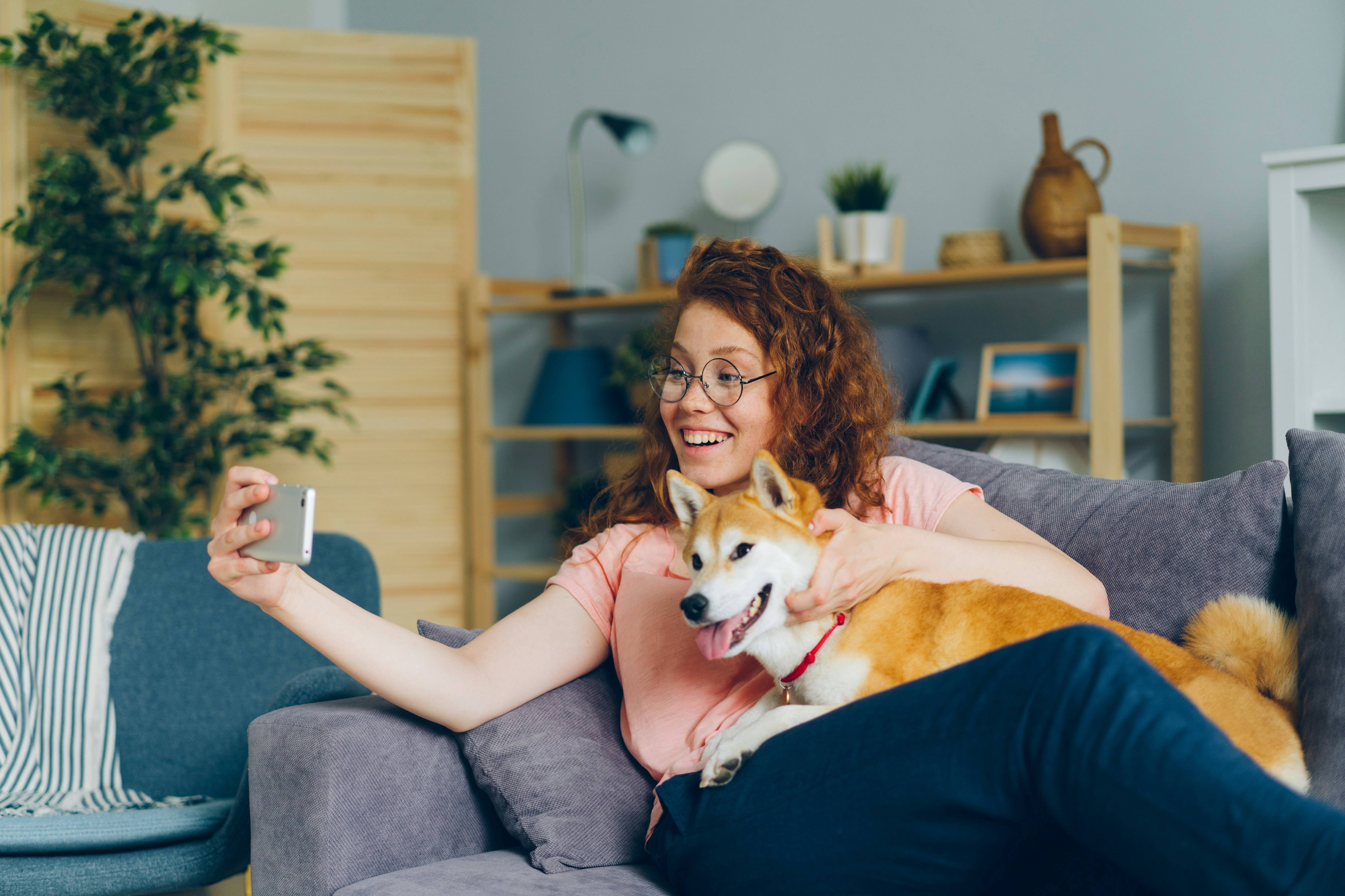 Une femme toute heureuse avec son chien | Source : Unsplash