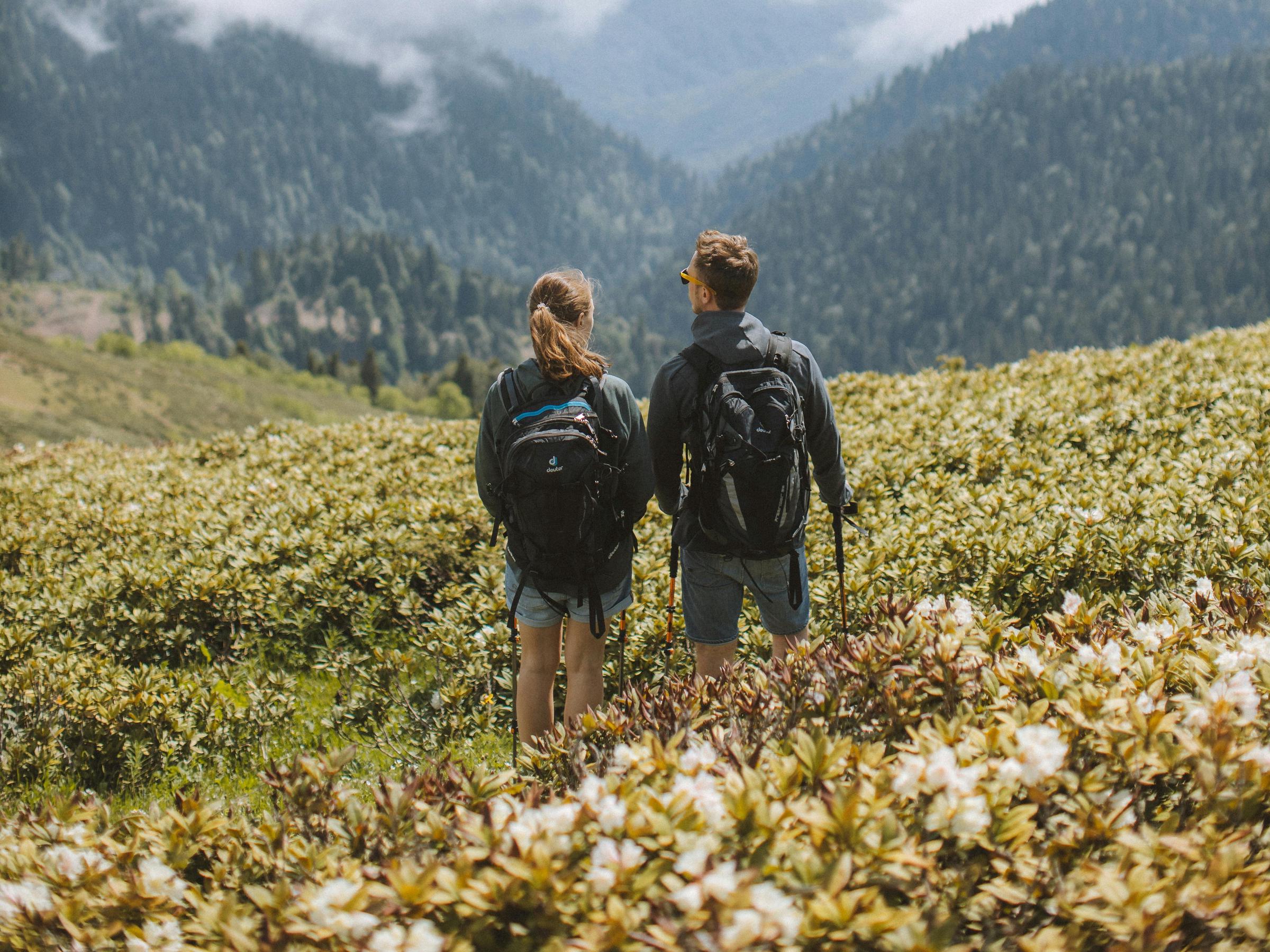 Un couple en randonnée ensemble | Source : Pexels