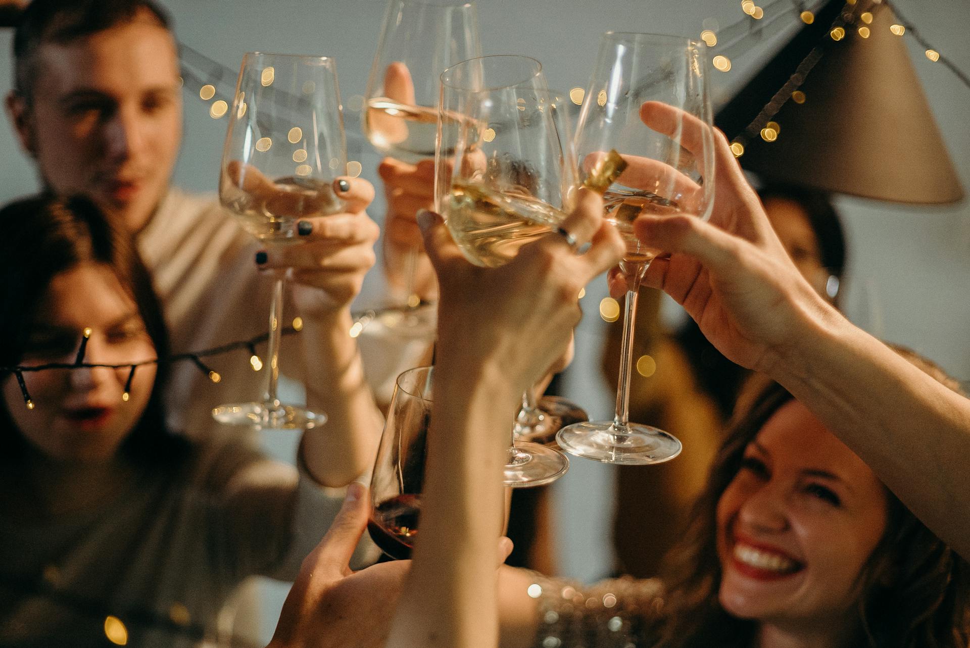 Des amis lèvent leurs verres pour porter un toast | Source : Pexels