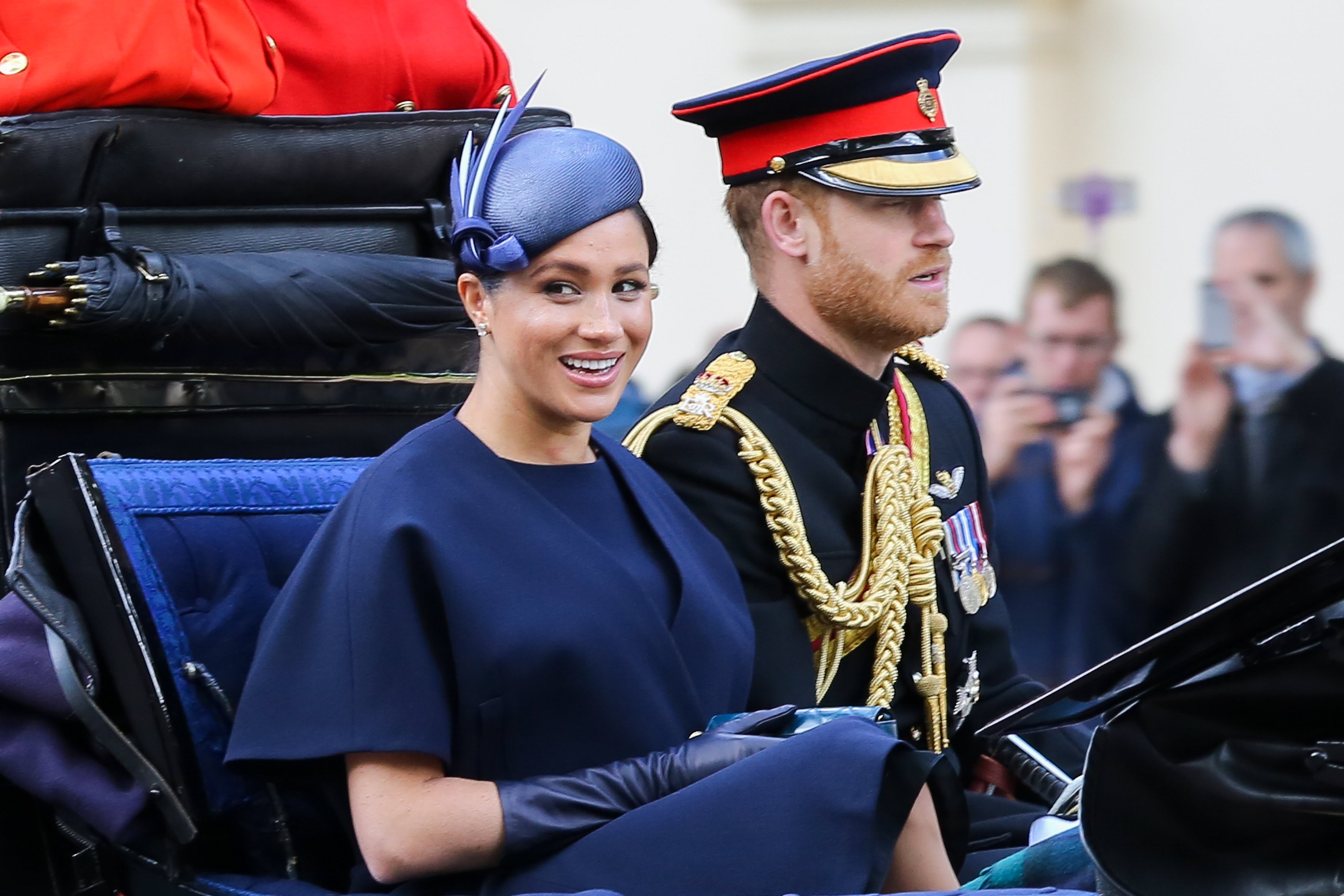 Meghan, duchesse de Sussex, et le prince Harry sont vus dans un carrosse en route pour Buckingham Palace après avoir assisté à la cérémonie du Trooping the Color, qui marque le 93e anniversaire de la reine Elizabeth II, le plus ancien monarque britannique. | Source : Getty Images