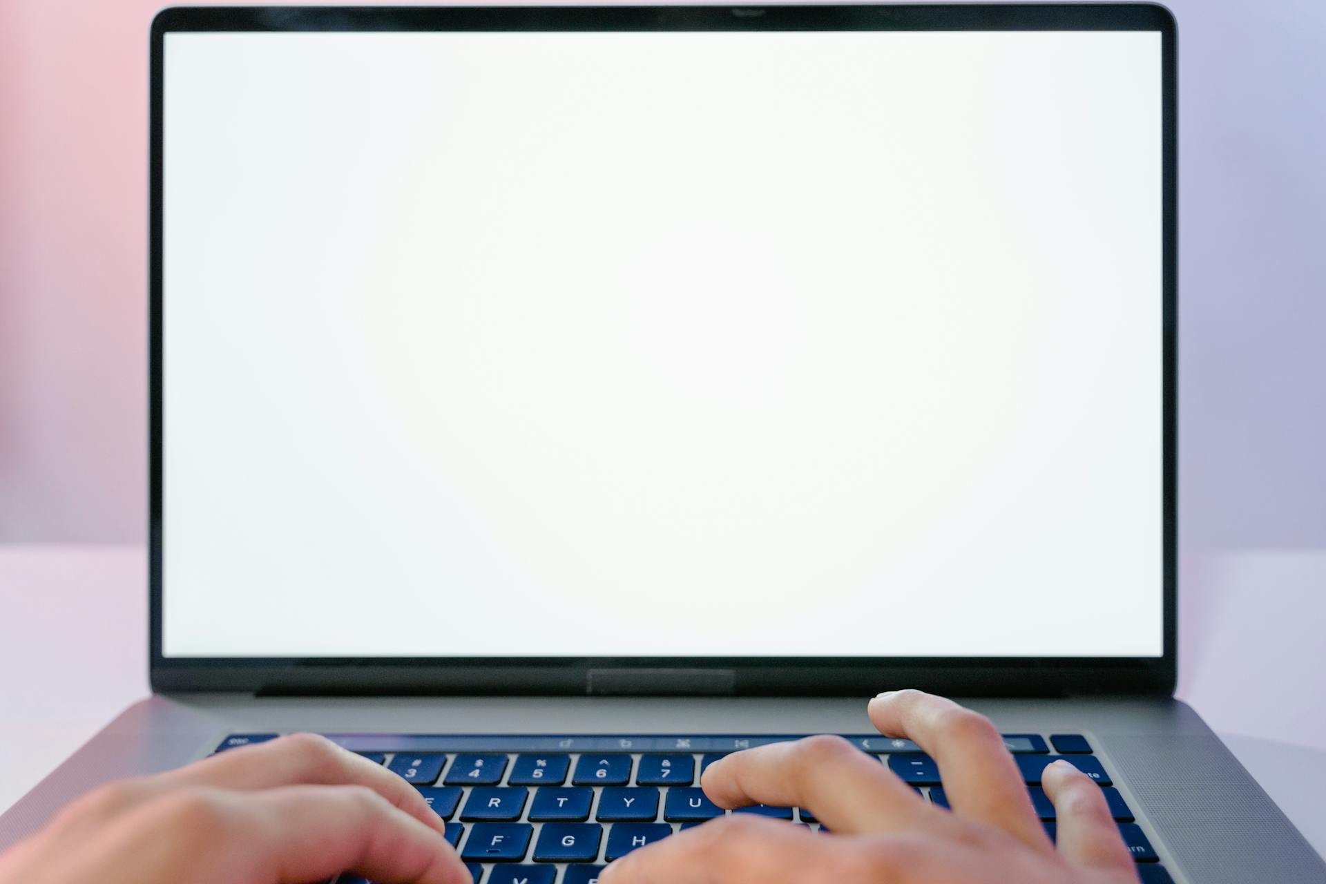 Un homme tapant sur un ordinateur portable | Source : Pexels