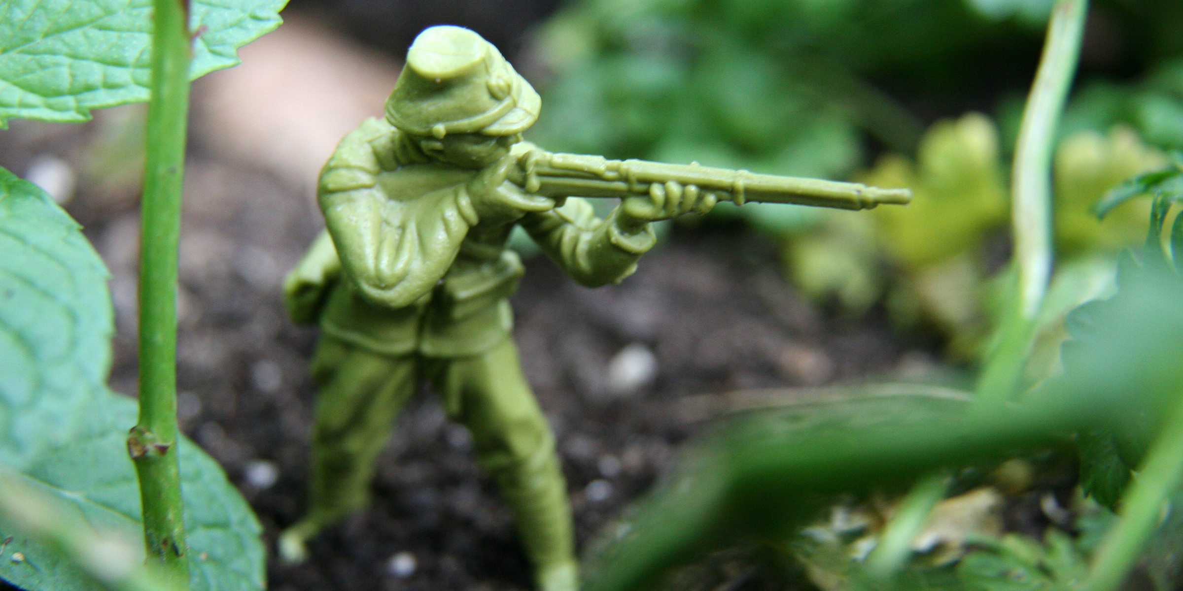 Un soldat de plomb en plastique vert | Source : Flickr.com/puuikibeach/CC BY 2.0