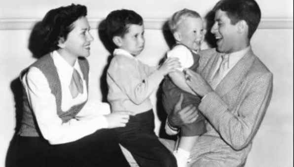 Jerry Lewis, sa première femme Patti Palmer, et deux de leurs fils | Photo : YouTube/Sussex Daily News Ver.2